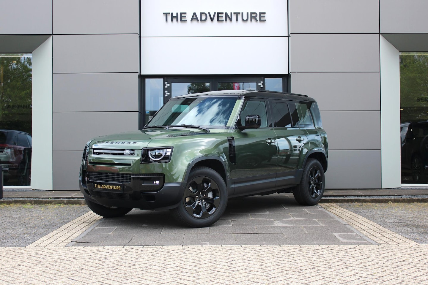 Land Rover Defender 110 - P300e Forest Edition | Pano | Cold Climate | Koelvak - AutoWereld.nl
