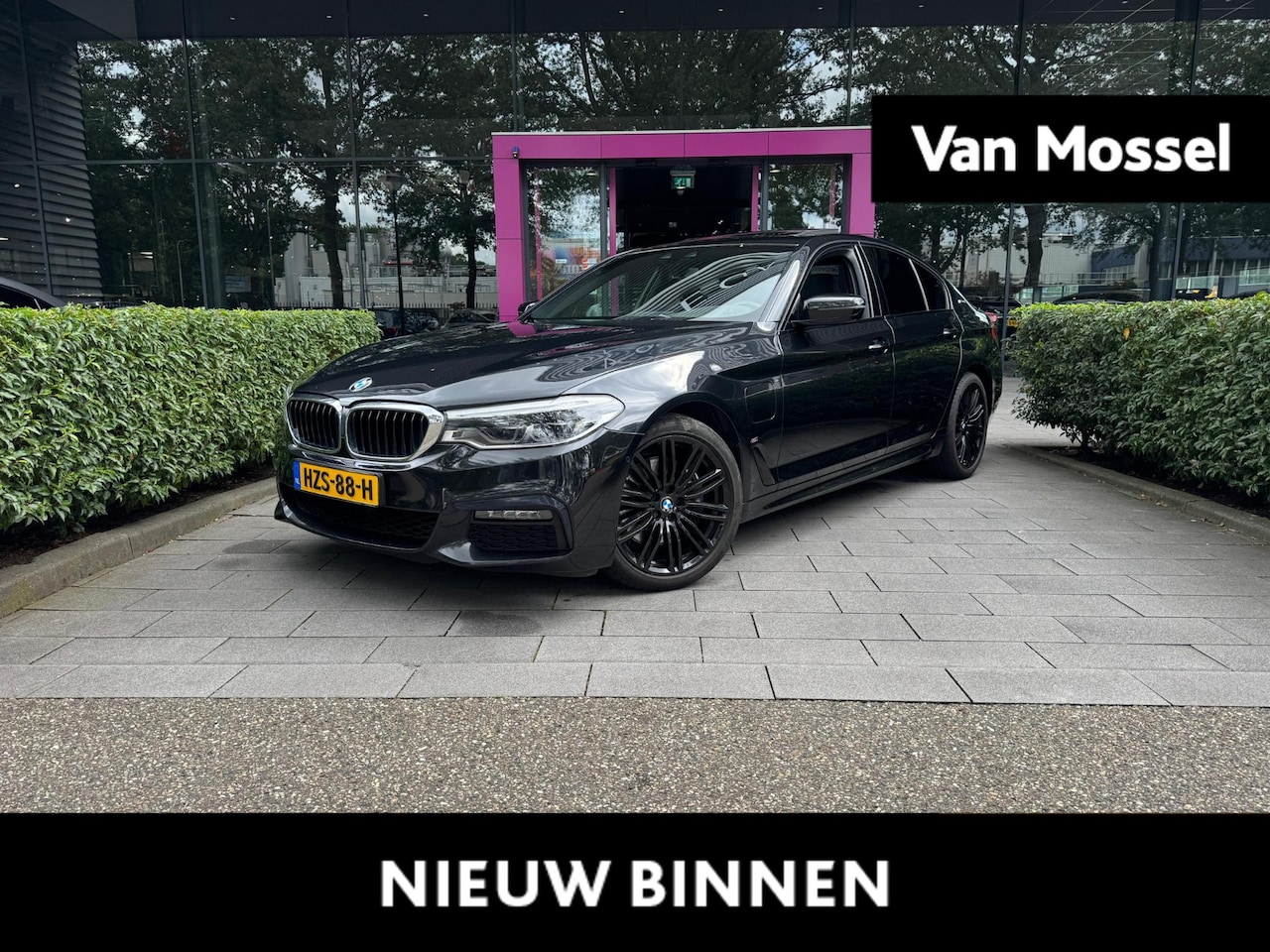 BMW 5-serie - 530e iPerformance High Executive | WORDT VERWACHT | PANORAMADAK | ACHTERUITRIJCAMERA | STO - AutoWereld.nl