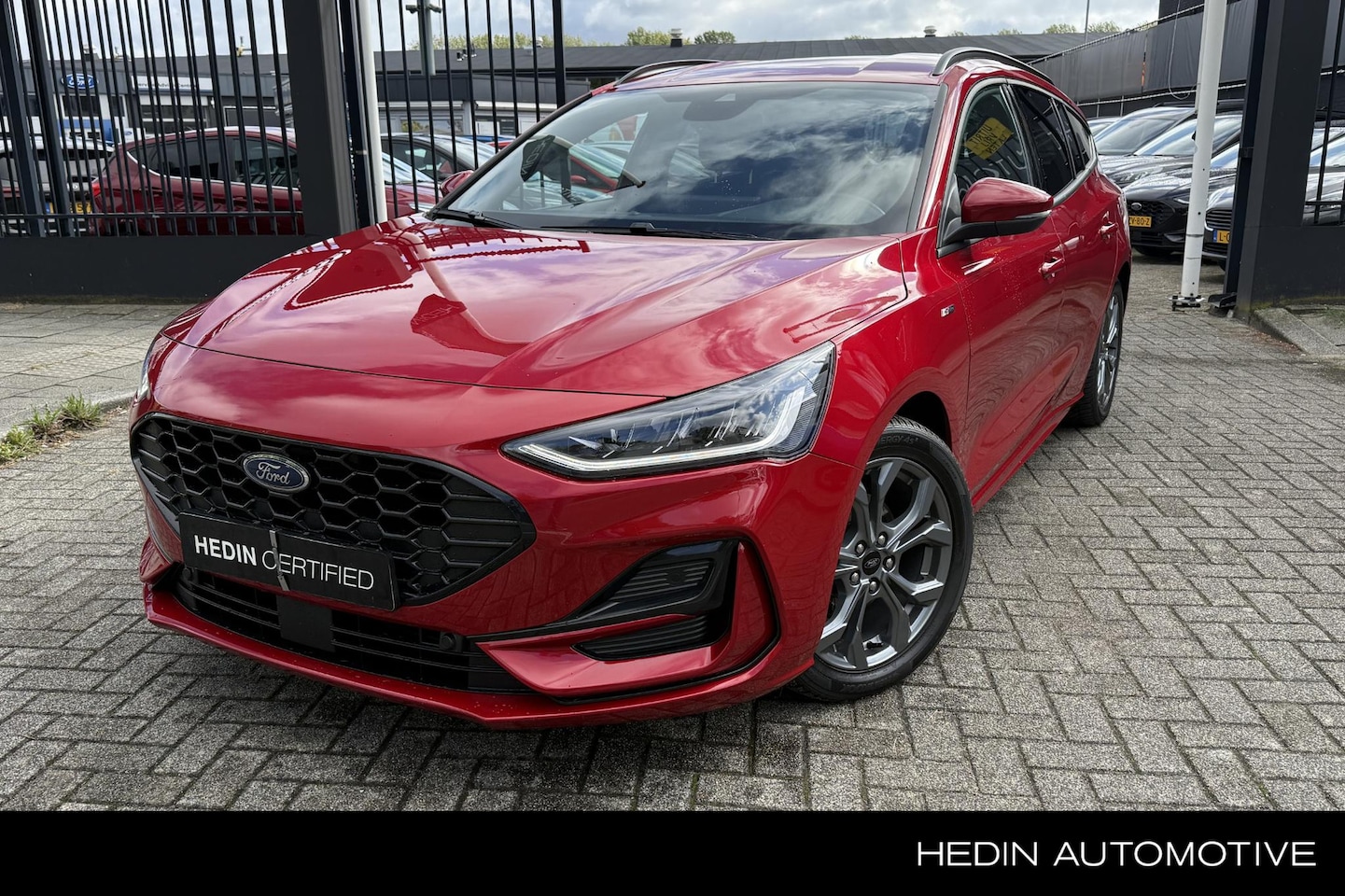 Ford Focus Wagon - 1.0 EcoBoost Hybrid ST Line | Winterpack | Sensoren voor en achter | All season | Fabrieks - AutoWereld.nl