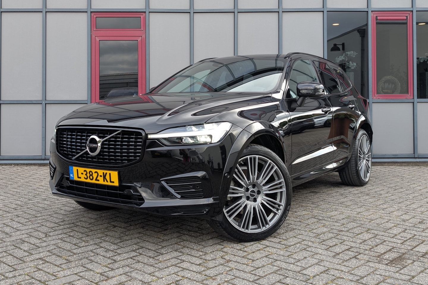 Volvo XC60 - 2.0 Recharge T6 AWD R-Design Black Trekhaak Panorama - AutoWereld.nl