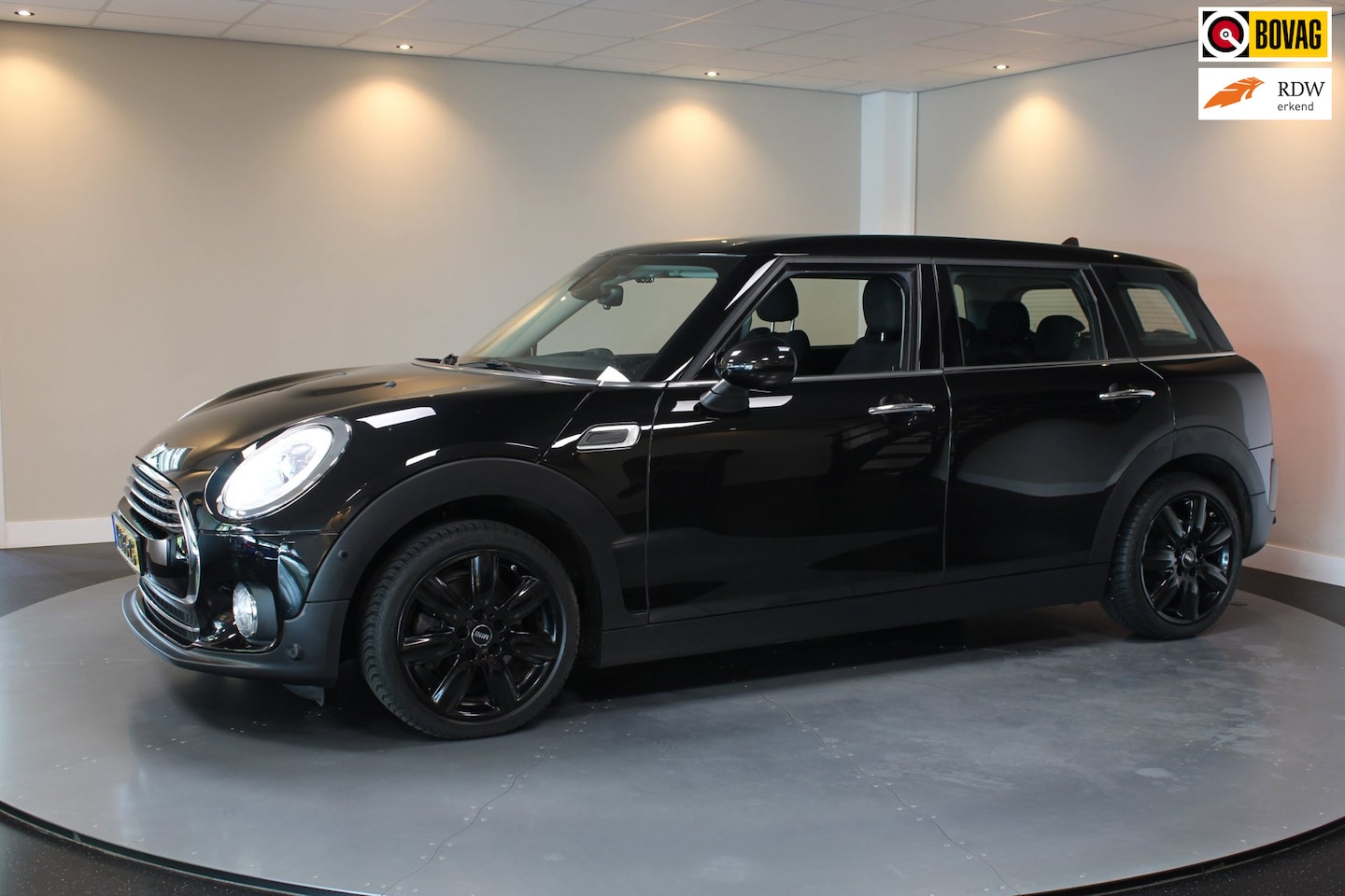 MINI Clubman - 1.5 Cooper Chili Serious Business *Dealer OH* Stoelverw.|Keyless|Navi|Cruise|PDC|Half-lede - AutoWereld.nl