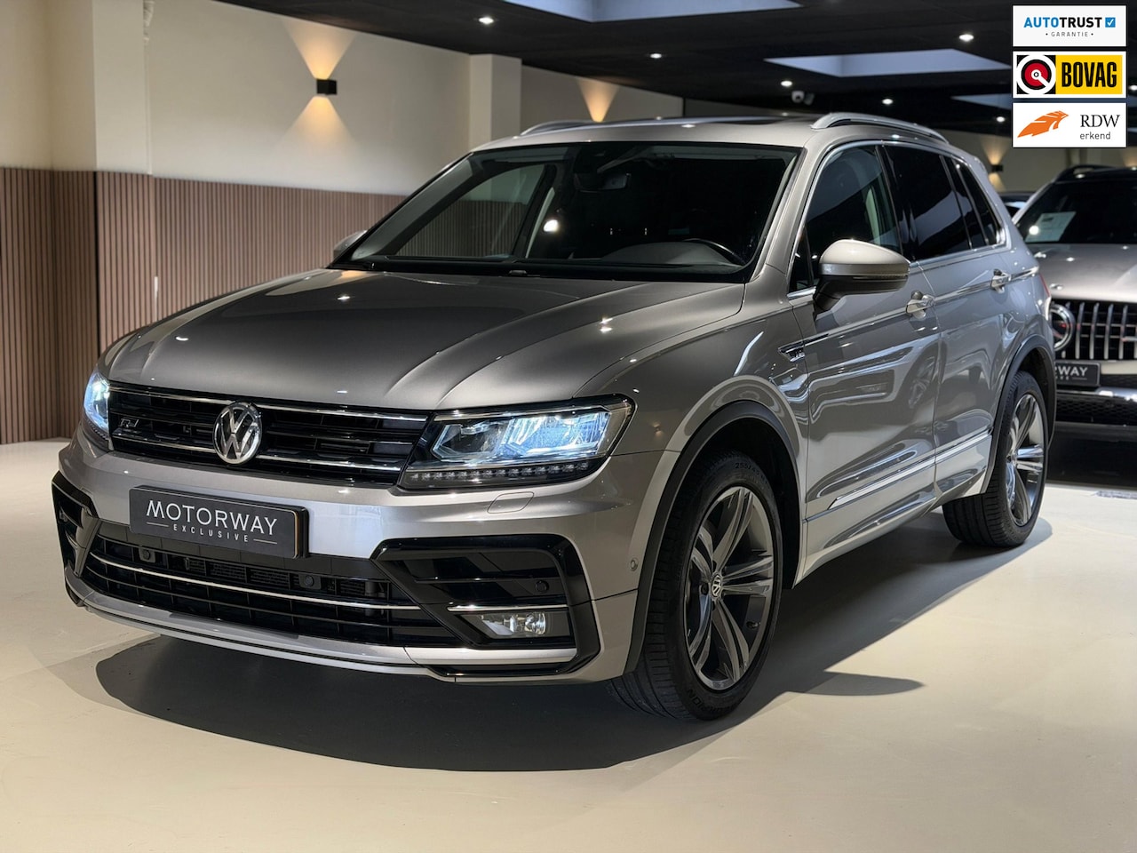 Volkswagen Tiguan - 2.0 TSI 4Motion R-Line 190pk|Keyless|Pano|Trekhaak| - AutoWereld.nl