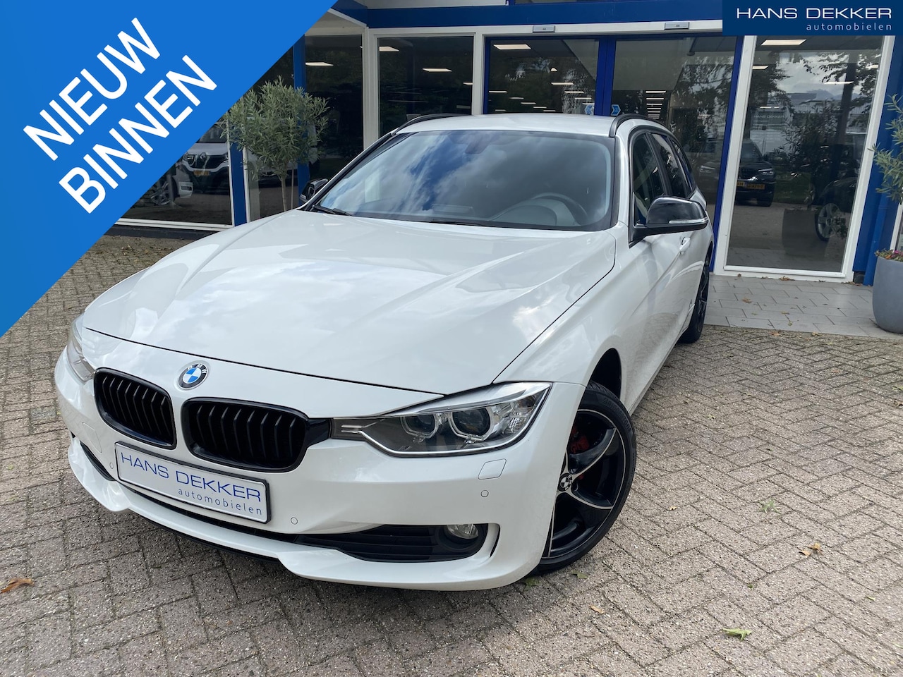 BMW 3-serie Touring - 320d Luxury Line Trekhaak / Cruise controle / Keyless entry + start - AutoWereld.nl