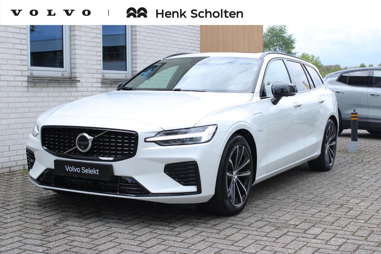 Volvo V60 - T8 Plug-in hybrid AWD Plus Dark | Trekhaak | Panoramadak | Verwarmbare voorstoelen, achter - AutoWereld.nl