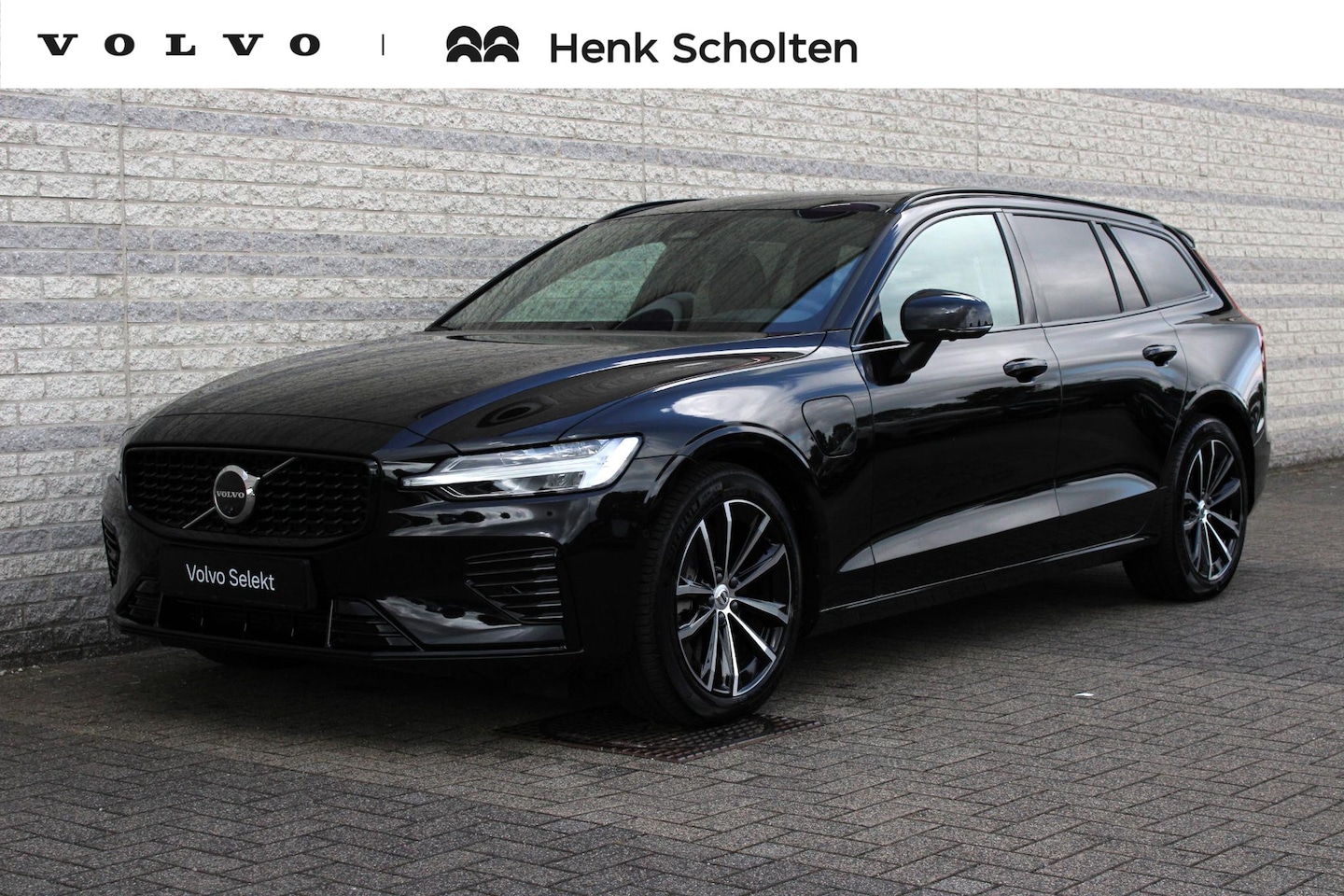 Volvo V60 - T8 Plug-in hybrid AWD Plus Dark | Panoramadak | Trekhaak | Verwarmbare voorstoelen, achter - AutoWereld.nl