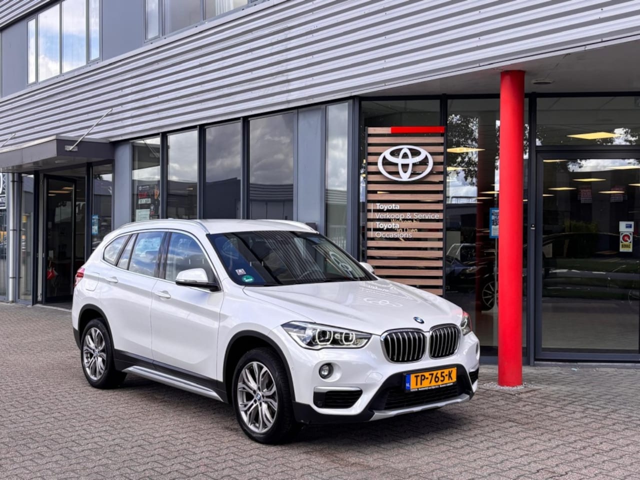 BMW X1 - sDrive18i High Exec. | Automaat | Leder | Trekhaak | Elek.a.klep - AutoWereld.nl