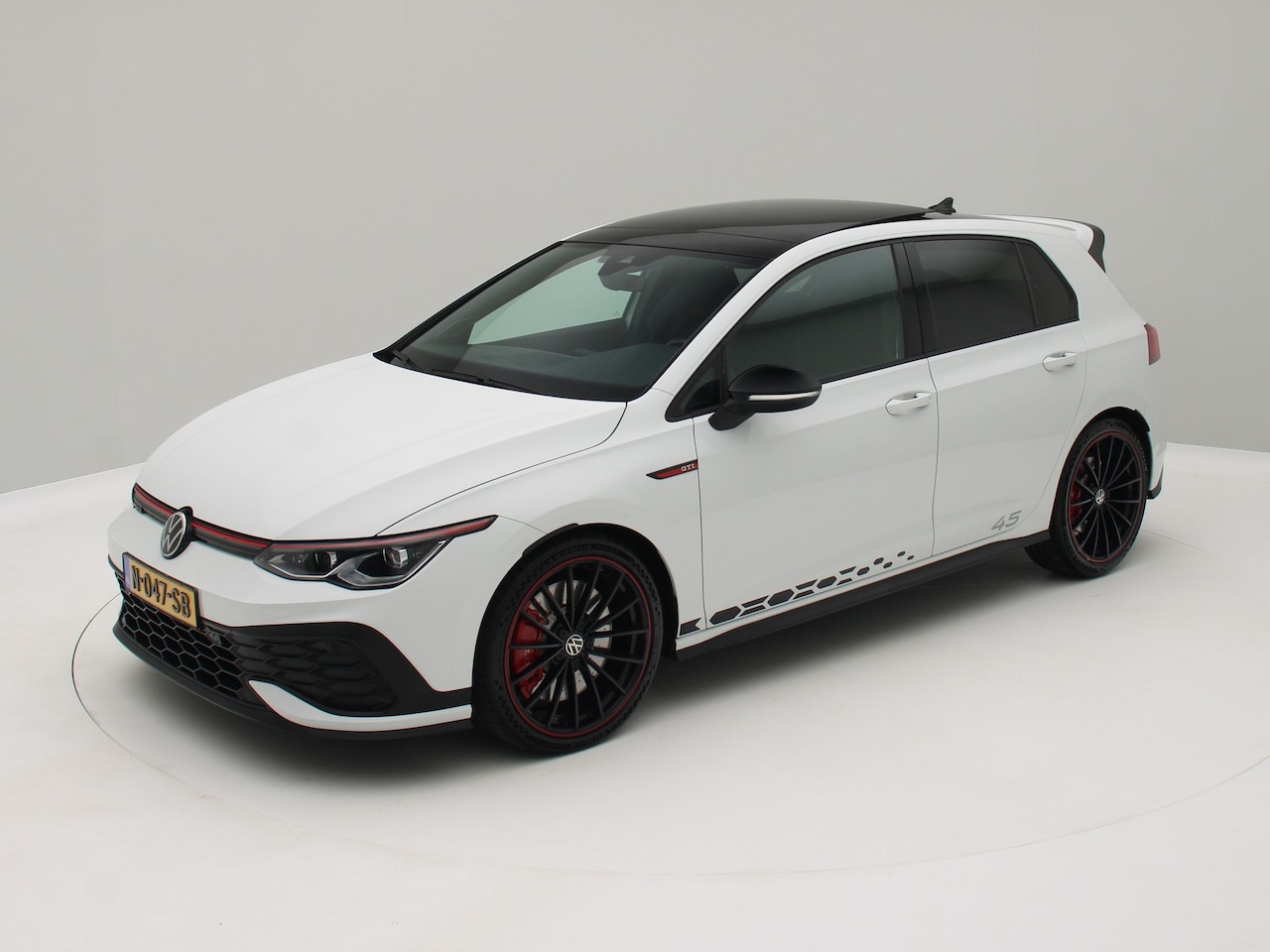 Volkswagen Golf - 2.0 TSI GTI 45 JAHRE ! Pano/ Akrapovic /Camera /LED - AutoWereld.nl