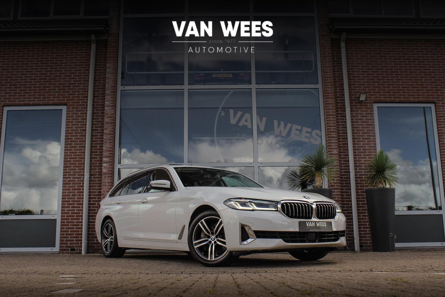 BMW 5-serie Touring - 540i xDrive High Executive Luxury-Line | 1e eigenaar | Achterasbesturing | Cruise control - AutoWereld.nl