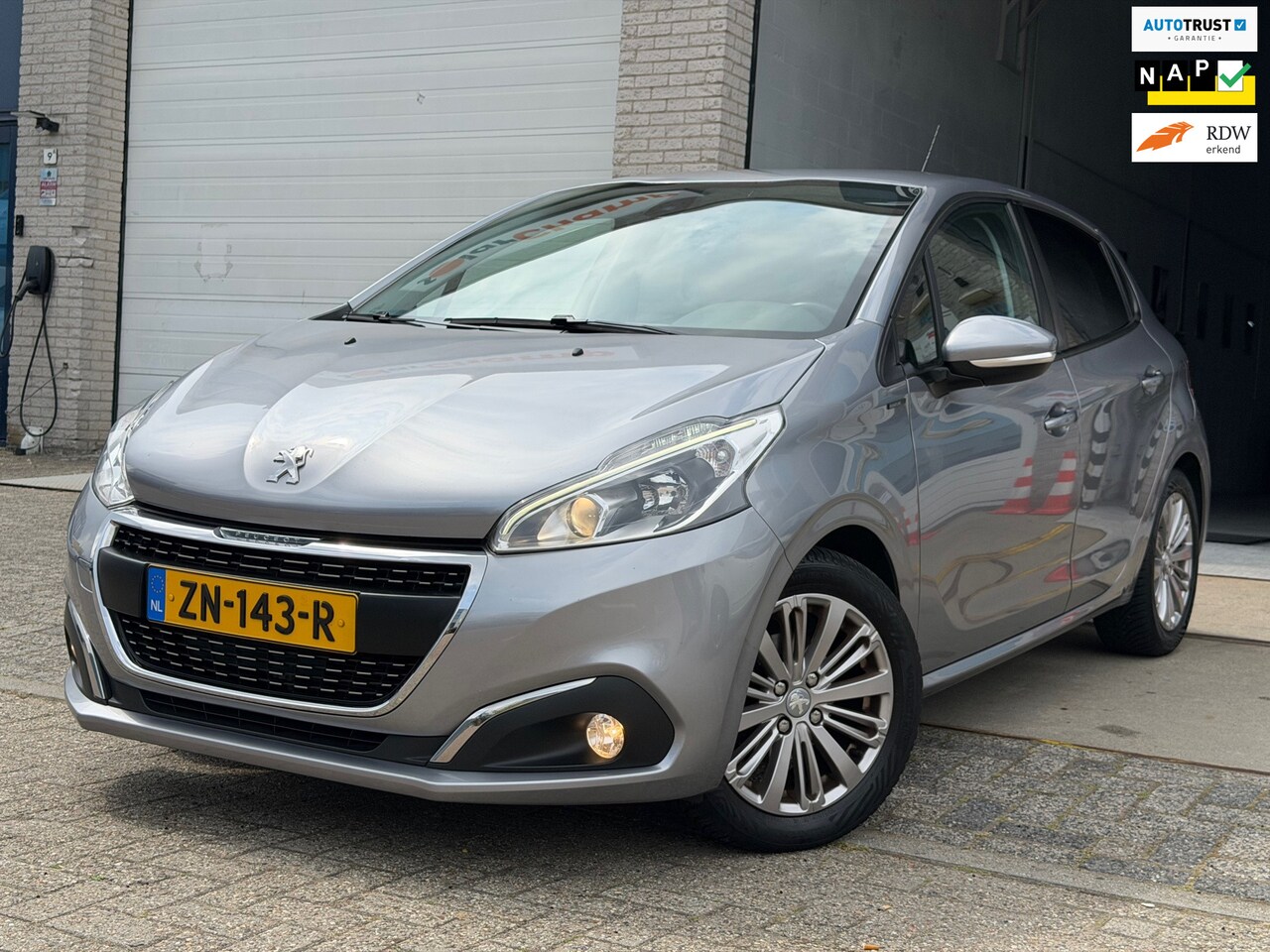 Peugeot 208 - 1.2 PureTech Signature/ nap/ 1e EIG/ dealeronderhouden/ 1jaar apk/ luxe uitvoering/ zeer n - AutoWereld.nl