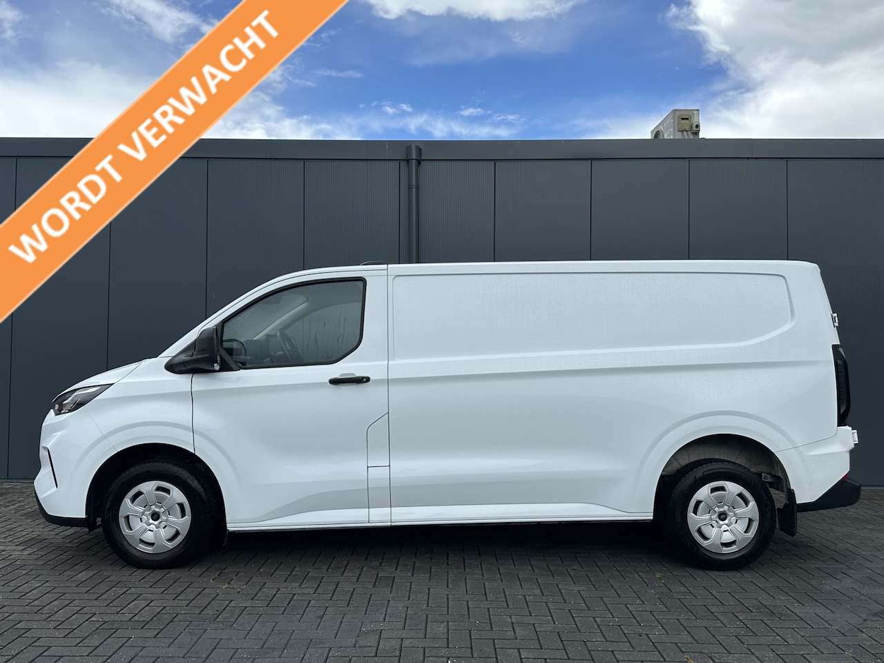 Ford Transit Custom - 2.0 TDCI 136 PK TREND / L2H1 / 2.740 KG AHG / CAMERA / CRUISE / 3 ZITS / AIRCO / CARPLAY - AutoWereld.nl