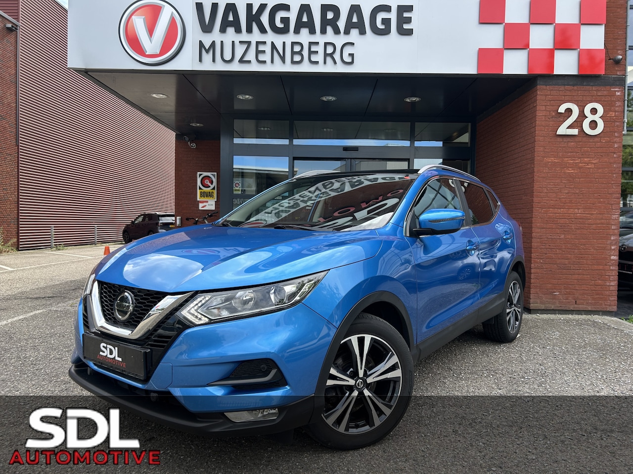 Nissan Qashqai - 1.3 DIG-T N-Connecta 160 PK!! // PANO-DAK // NAVI + CARPLAY // CAMERA // PDC V+A // STOELV - AutoWereld.nl