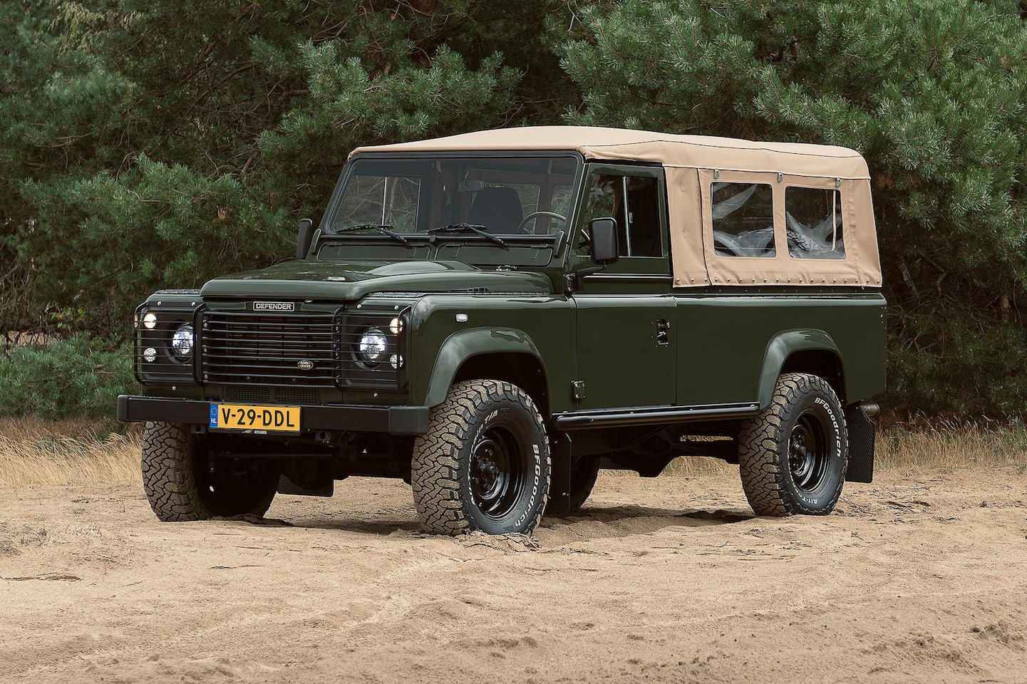 Land Rover Defender 110 - 2.5 TD5 180 PK Beachrunner Olijfgroen Dutch Defenders Gerestaureerd Leder LED Huif - AutoWereld.nl
