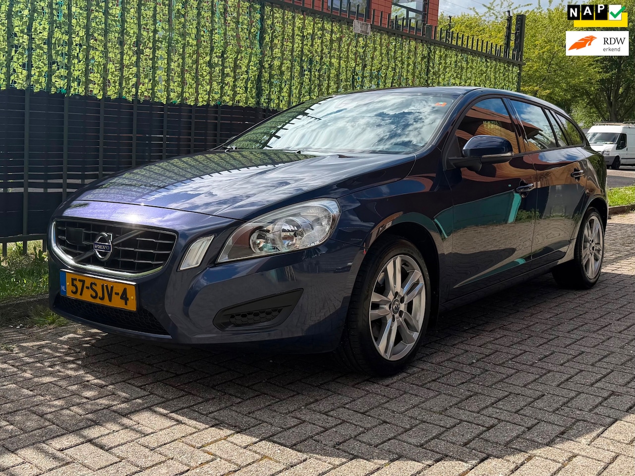 Volvo V60 - 1.6 T4 Kinetic 2011 blauw AUTOMAAT|TREKHAAK|NAP - AutoWereld.nl