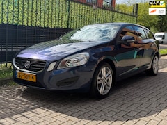 Volvo V60 - 1.6 T4 Kinetic 2011 blauw AUTOMAAT|TREKHAAK|NAP