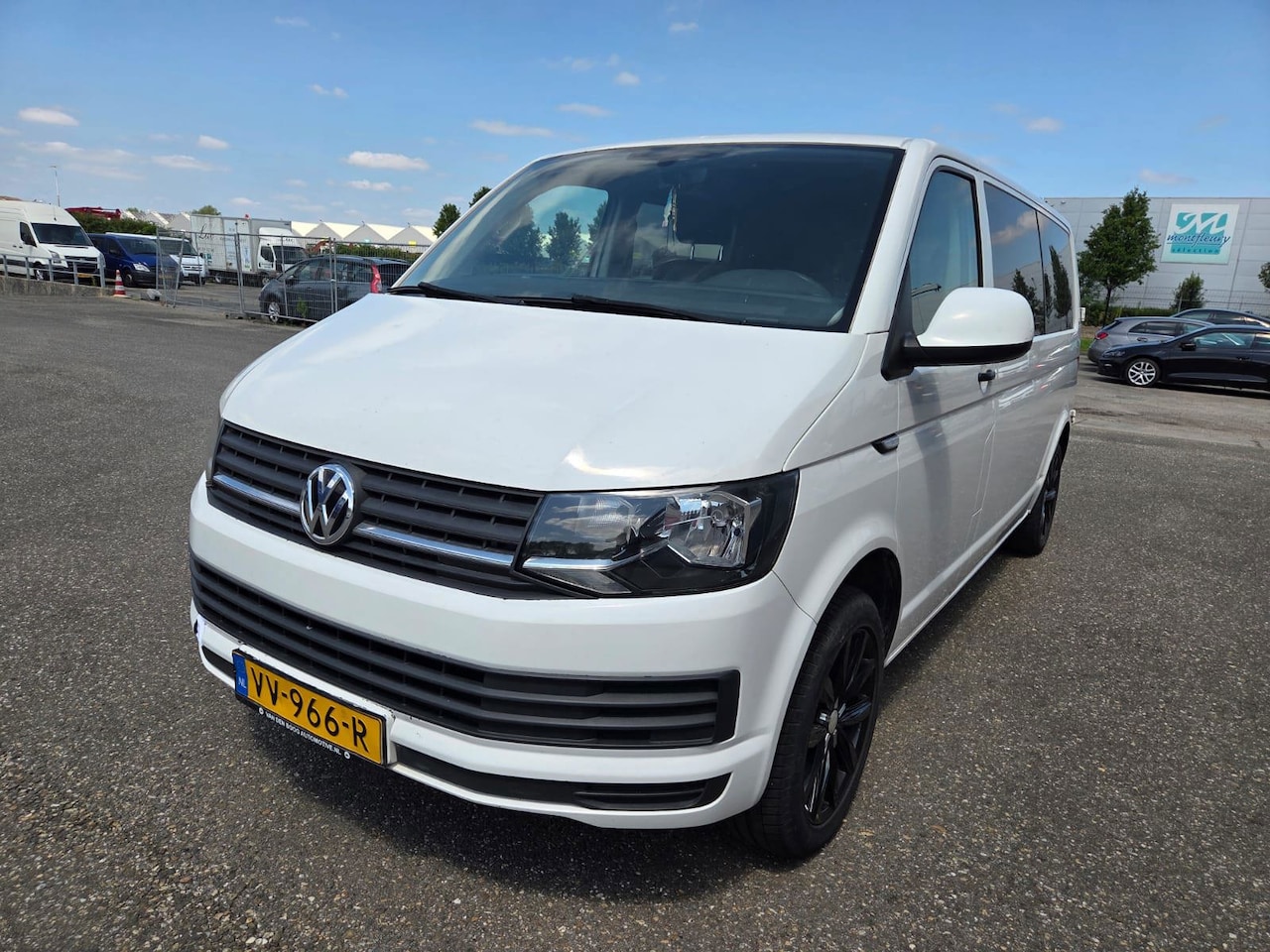 Volkswagen Transporter - 2.0 TDI L2H1 AUT DC 6P AIRCO NAVI 2016! - AutoWereld.nl