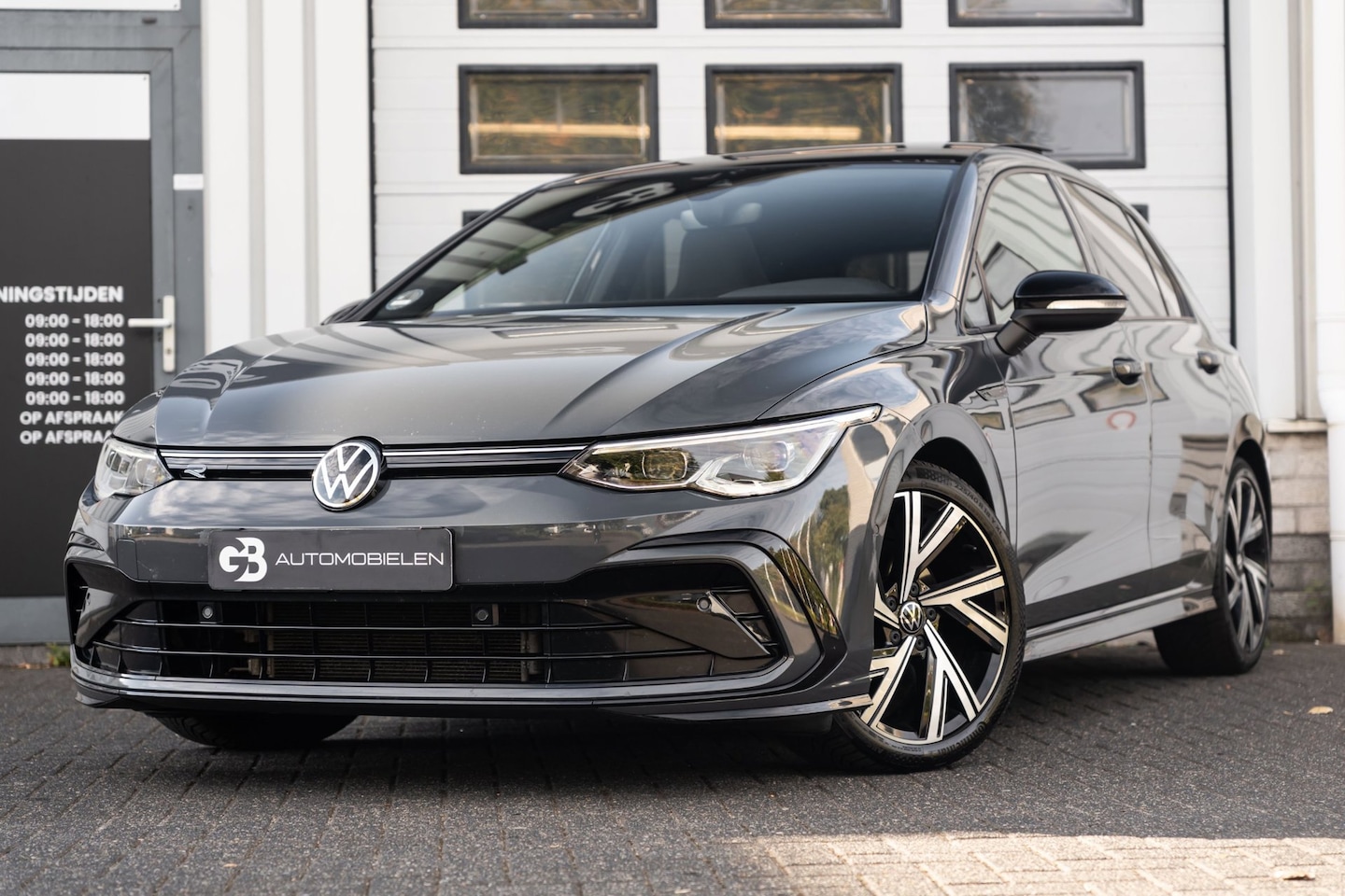Volkswagen Golf - 1.5 eTSI R-Line PANO-Camera- - AutoWereld.nl