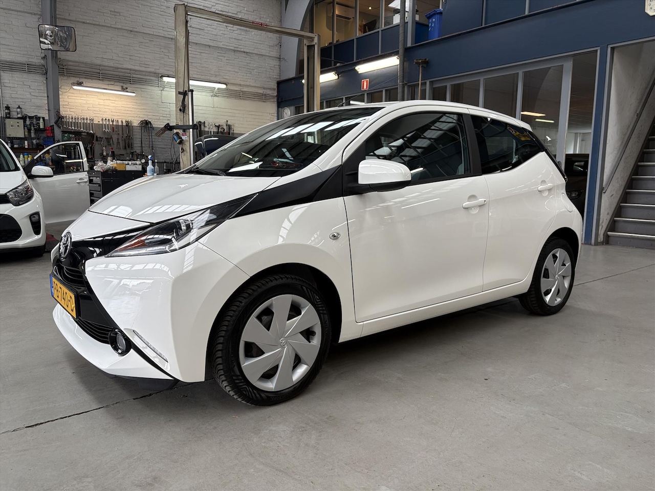 Toyota Aygo - 1.0 VVT-i 69pk 5D x-play | Navigatie | Camera | Airco | Bluetooth | NAP | Rijklaar prijs! - AutoWereld.nl