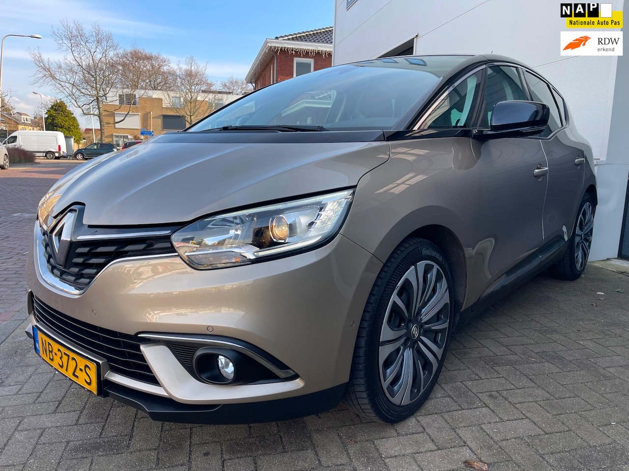 Renault Scénic - 1.2 TCe Intens/Dealer-onderhouden/Camera/Navi/Cruise-c/Climate-c/Trekaak/kylles/Park Assis - AutoWereld.nl