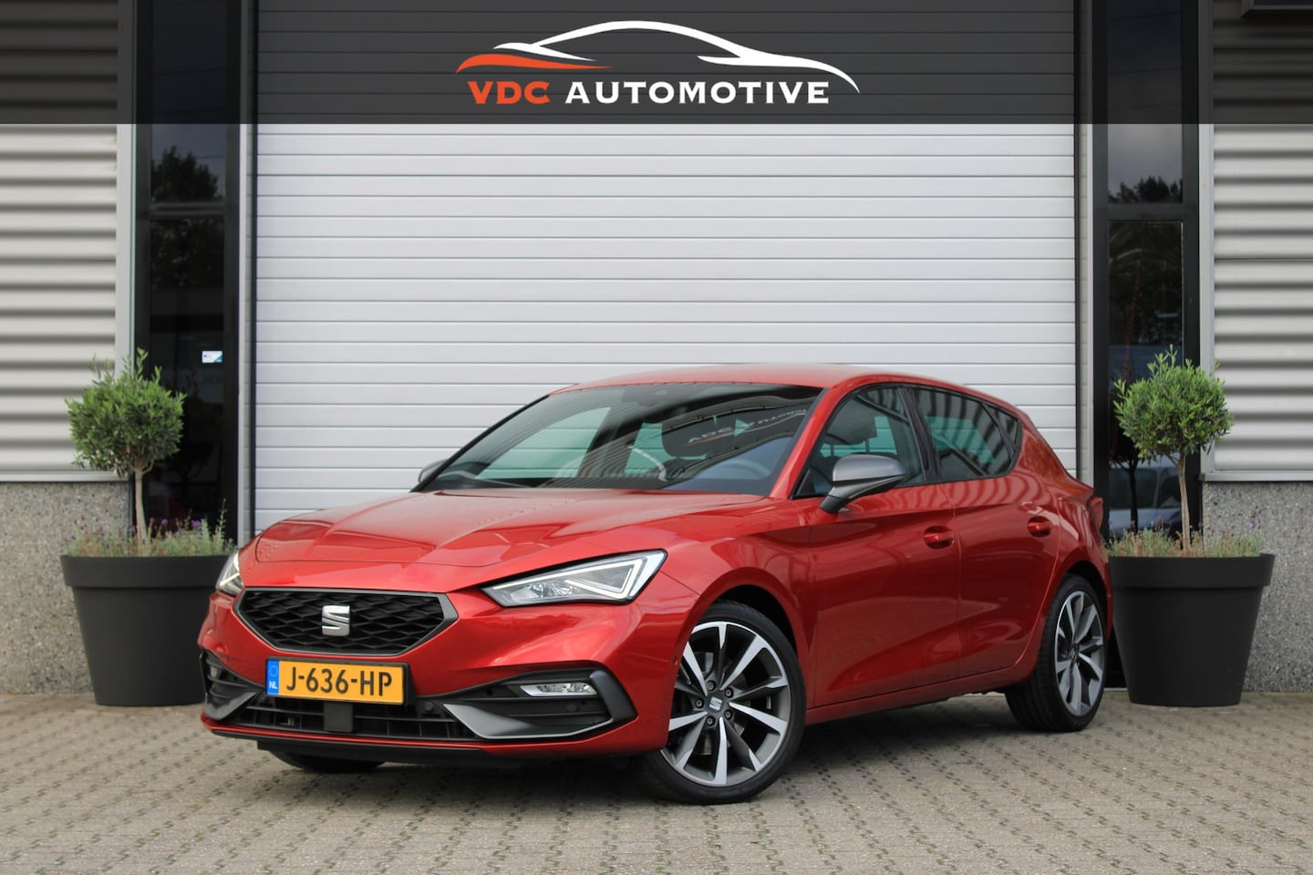 SEAT Leon - 1.5 eTSI FR FR | Carplay | ACC | DCC | LED | Parkeersensoren | Trekhaak | Dealer Onderhoud - AutoWereld.nl
