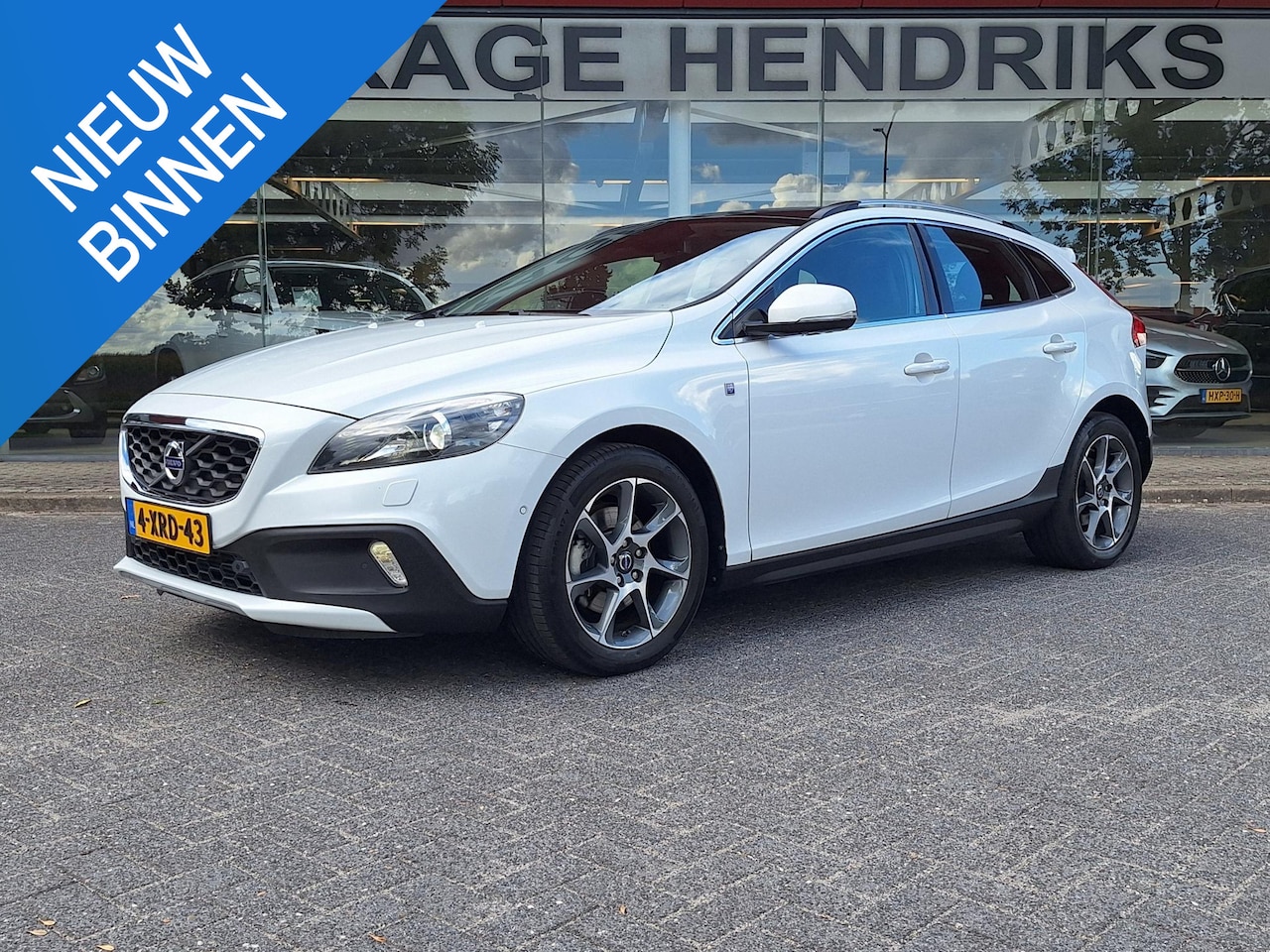 Volvo V40 Cross Country - 1.6 T4 Ocean Race Automaat | Panorama | Leder | Bi Xenon | Trekhaak 1500kg | Navigatie | C - AutoWereld.nl