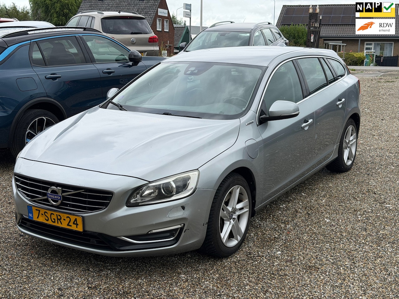 Volvo V60 - 2.4 D6 AWD Plug-In Hybrid Summum 50km AccuBereik NieuweBanden Dealer Onderhouden - AutoWereld.nl