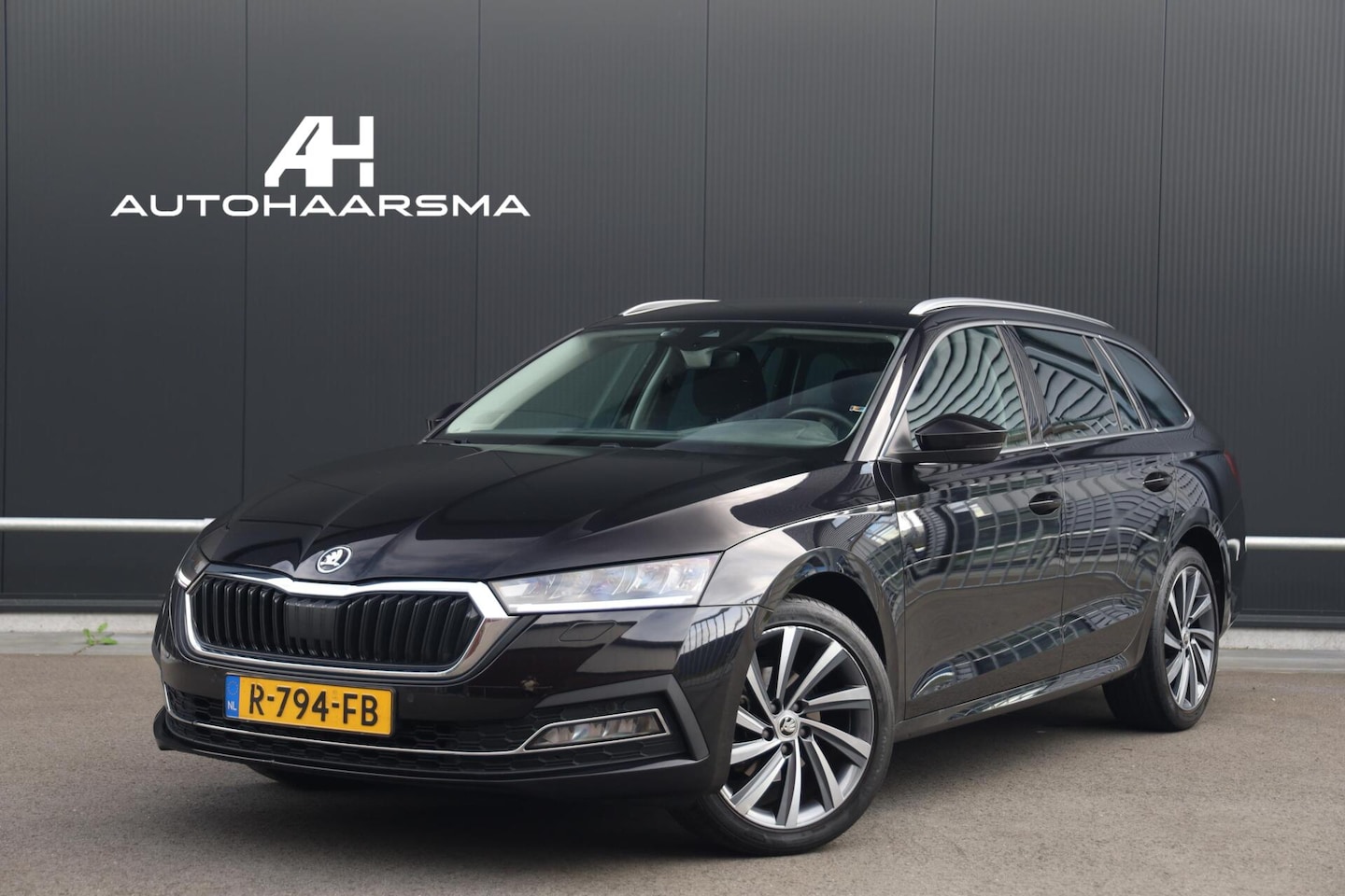 Skoda Octavia Combi - 1.0 TSI 110pk Business Edition Plus Camera Stoelverwarming ACC Getint Glas 18-inch Sfeerve - AutoWereld.nl