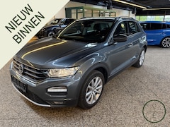 Volkswagen T-Roc - 1.5 TSI Style | 51.000KM | Camera | Trekhaak | Adaptive | CarPlay |
