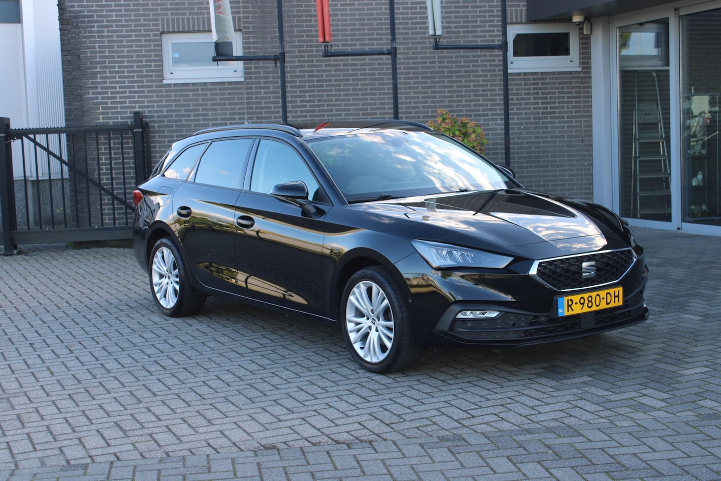 SEAT Leon Sportstourer - 1.0 TSI Style Business Intense Led/17inch/Adaptive - AutoWereld.nl