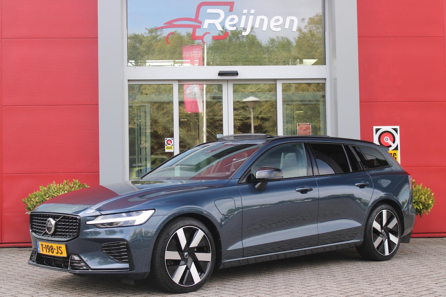 Volvo V60 - 2.0 T6 Plug-in hybrid 350PK AWD PLUS DARK | LONG RANGE | PANORAMISCH SCHUIF/KANTELDAK | NA - AutoWereld.nl