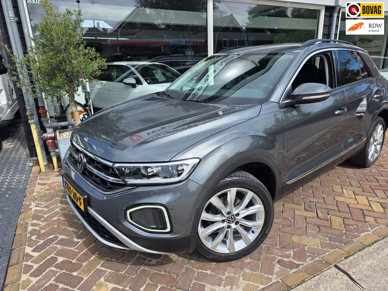 Volkswagen T-Roc - 1.5 TSI R-Line Business 1.5 TSI R-Line Business+,automaat,trekhaak - AutoWereld.nl
