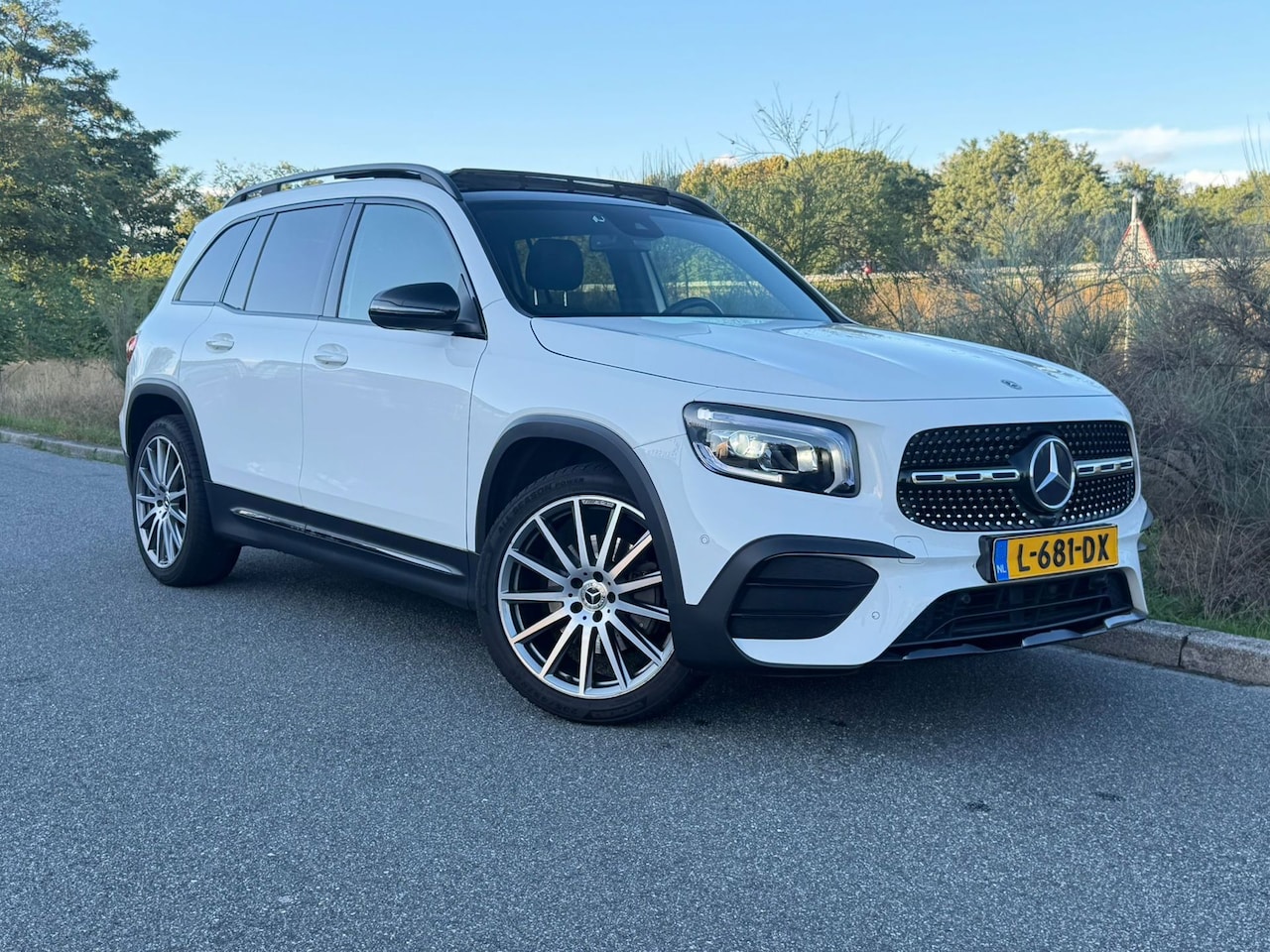 Mercedes-Benz GLB - 200 4MATIC Premium 7-Persoons SFEER AMG PANO CAM PDC LANE ASS FRONT ASS - AutoWereld.nl