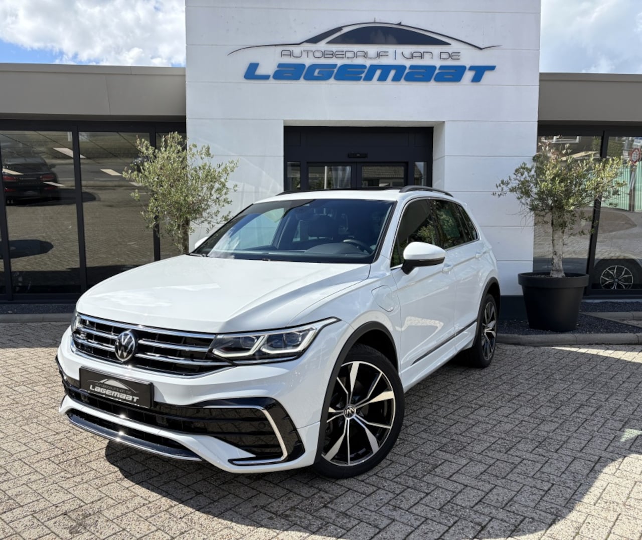 Volkswagen Tiguan - R-Line eHybrid | Camera | Panoramadak | IQ lights | 20 inch - AutoWereld.nl