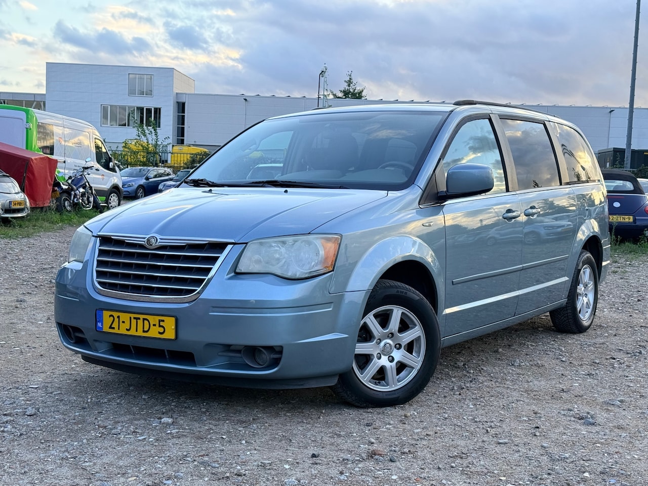 Chrysler Voyager - 3.8i V6/AUTOMAAT/ 7PRSN - AutoWereld.nl