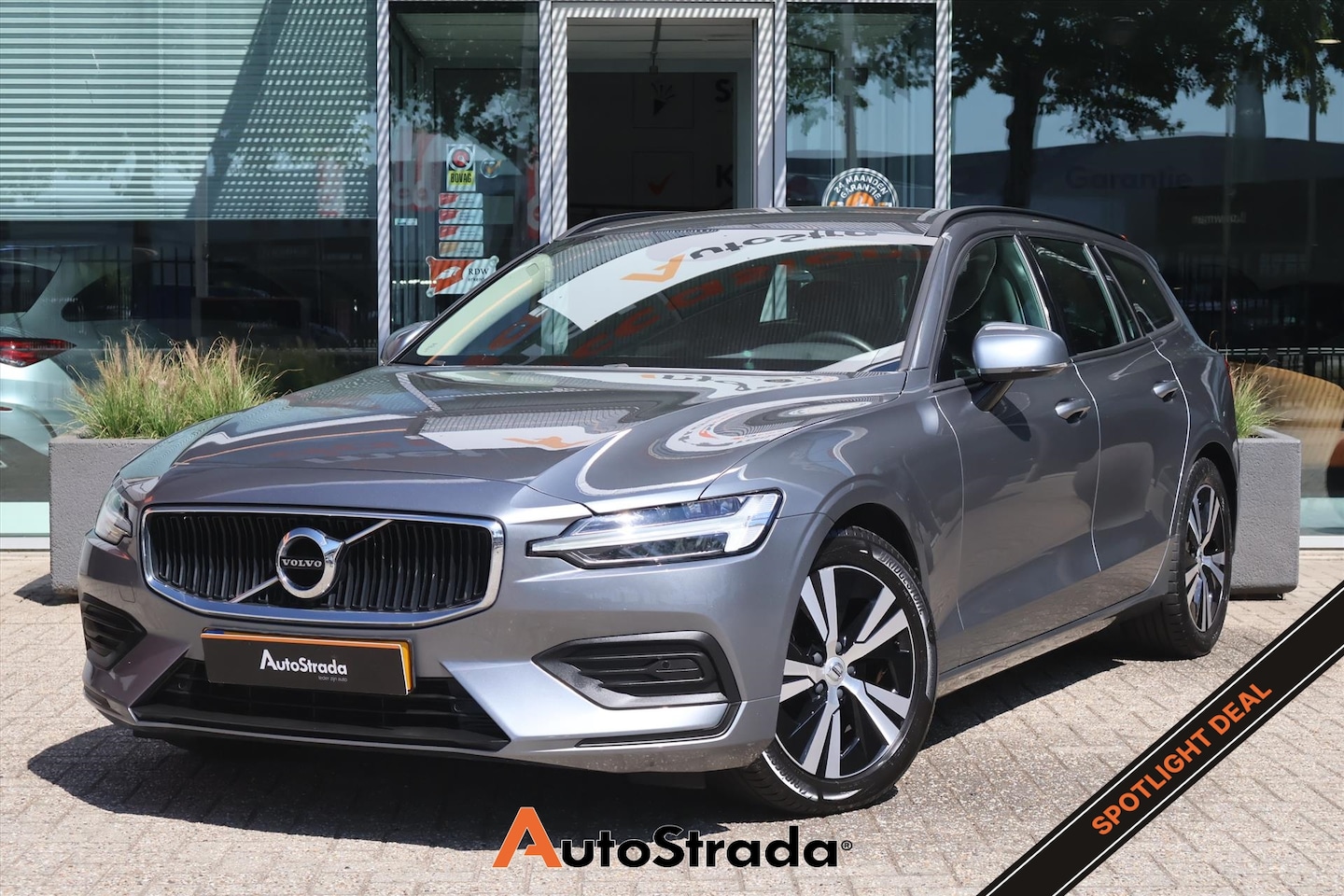 Volvo V60 - B3 Momentum Advantage 163pk | Stoelverwarming | LED | Camera | ACC | Climate | Trekhaak | - AutoWereld.nl
