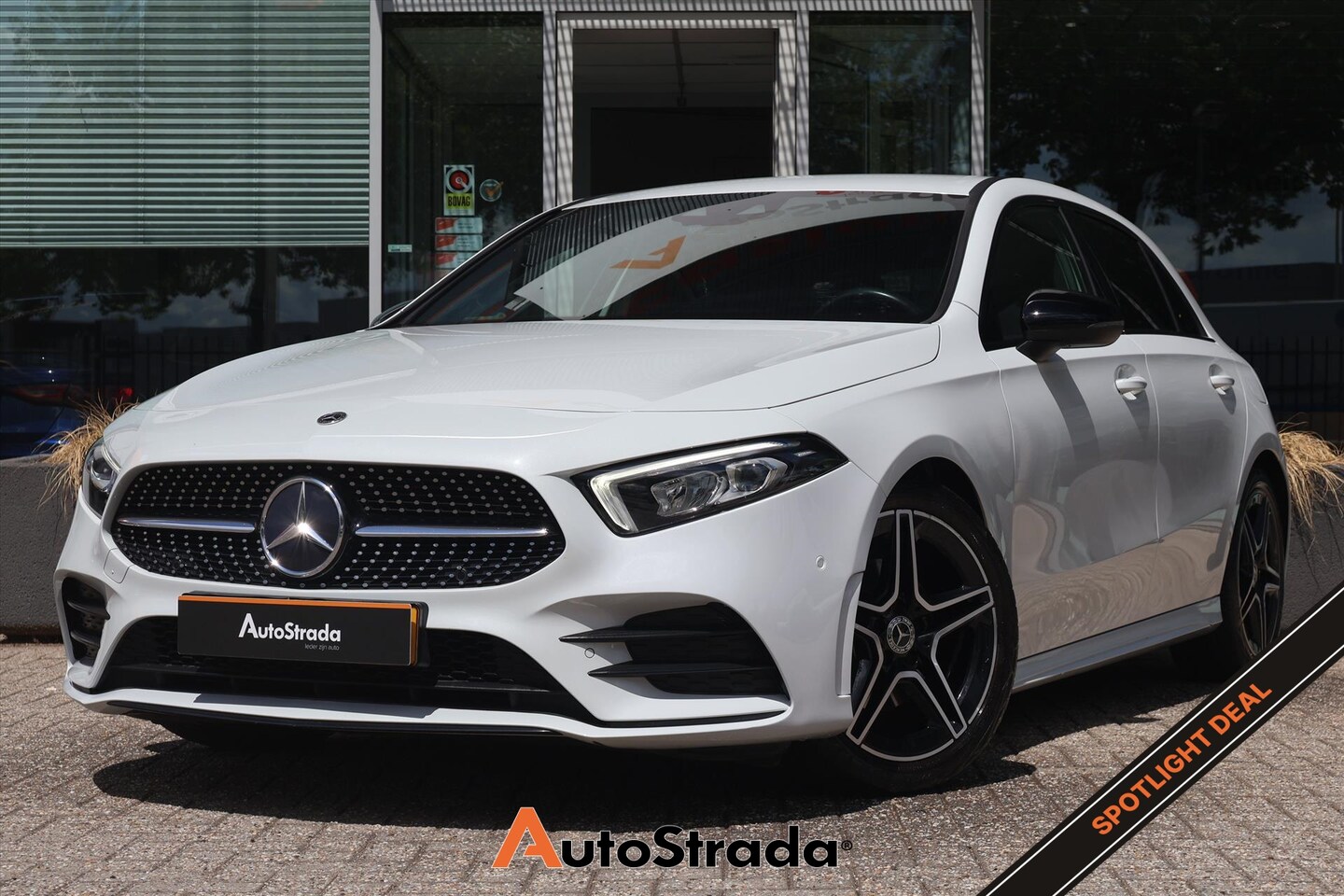 Mercedes-Benz A-klasse - A180 AMG-Line 136pk | Sfeer | Cruise | Climate | Stoelverwarming | LED | Navigatie | Camer - AutoWereld.nl