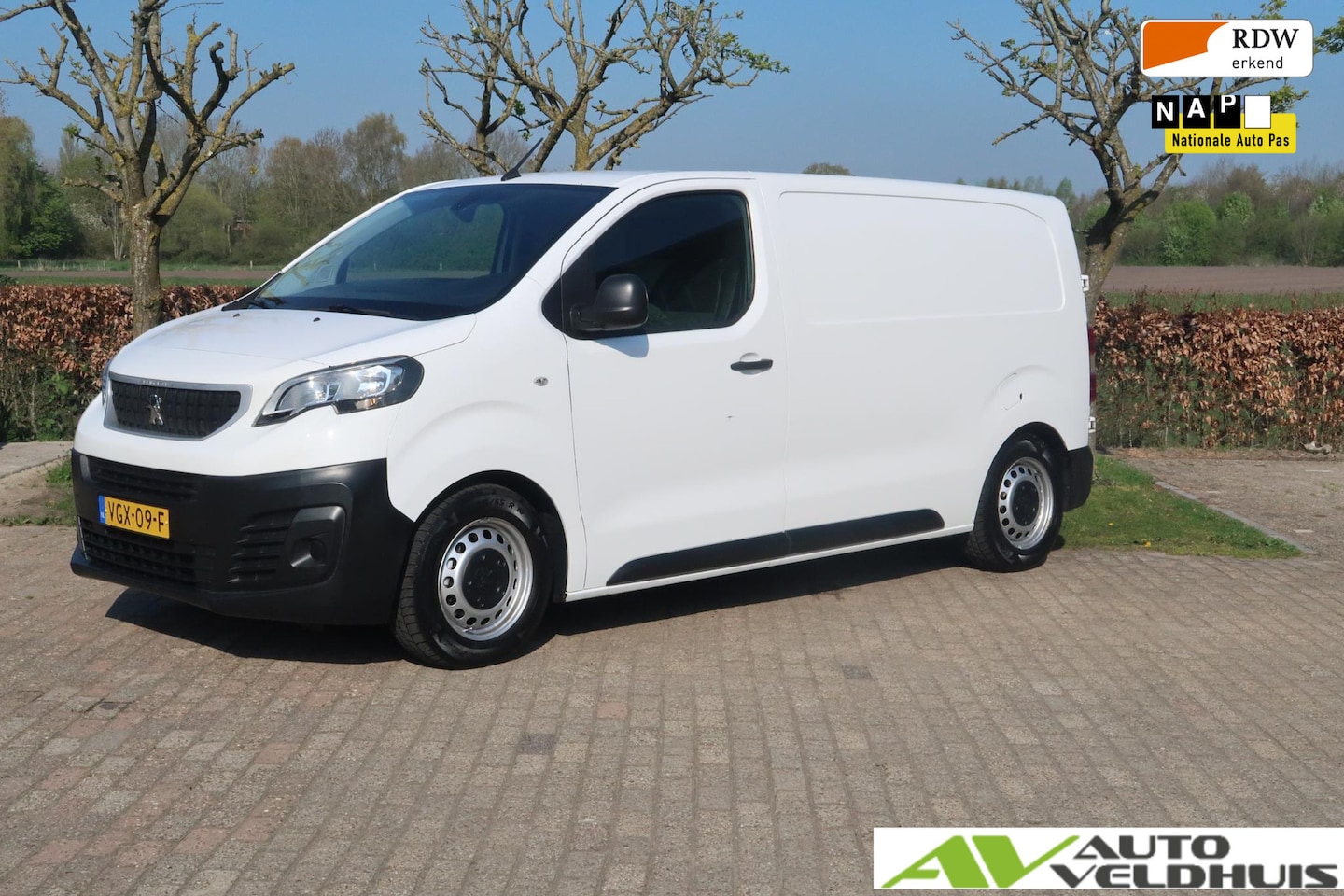 Peugeot Expert - 1.5 BlueHDI 100 Standard Premium LENGTE 2 L2H1 INRICHTING. NETTE BUS - AutoWereld.nl