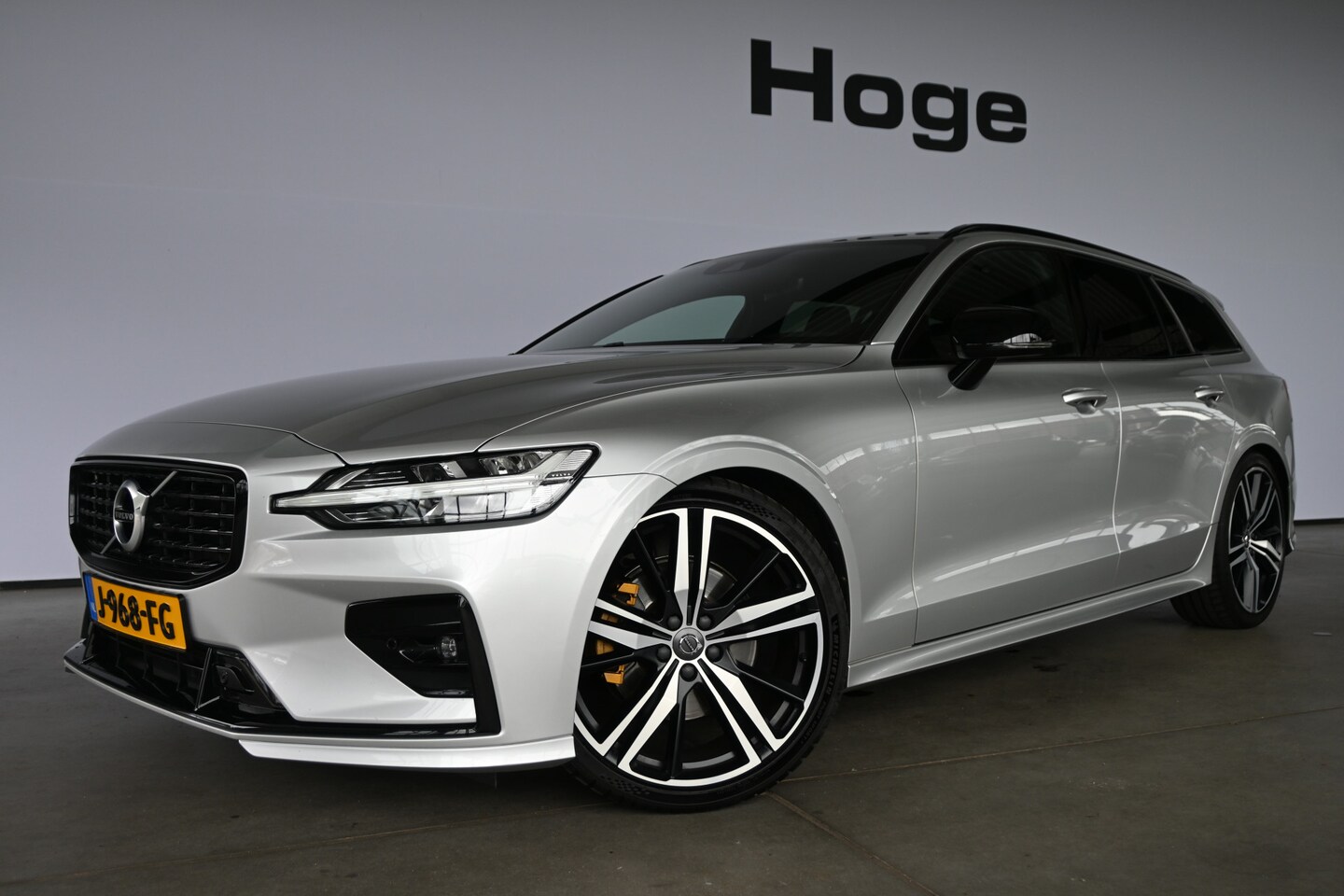 Volvo V60 - 2.0 B4 R-Design Navigatie Carplay Stoel/Stoelverwarming Virtual Goed Onderhouden! Inruil M - AutoWereld.nl