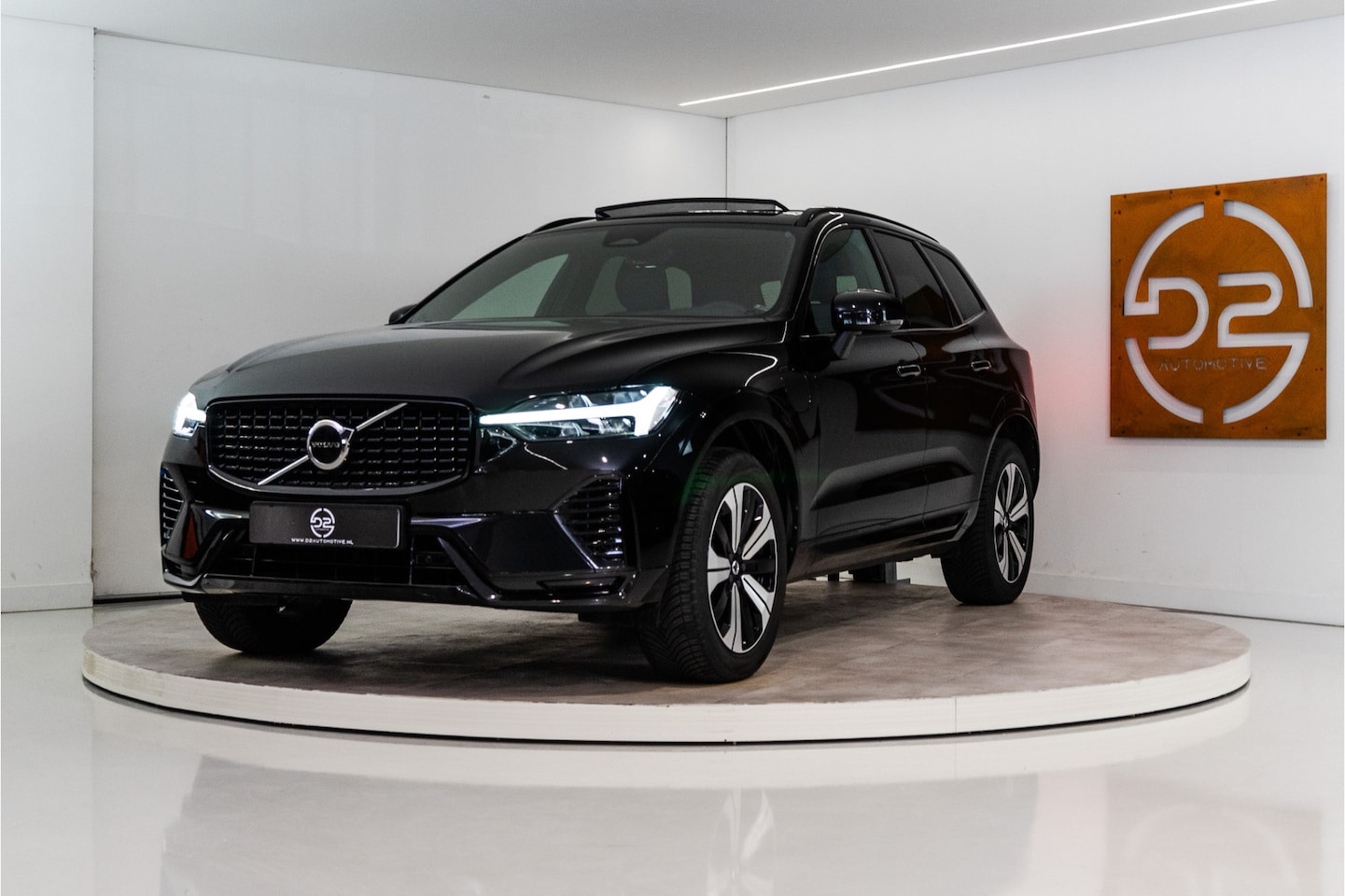 Volvo XC60 - 2.0 T6 Plug-in hybrid AWD Plus Dark Long Range 350PK | Harman/Kardon | Sportstoelen | LED - AutoWereld.nl