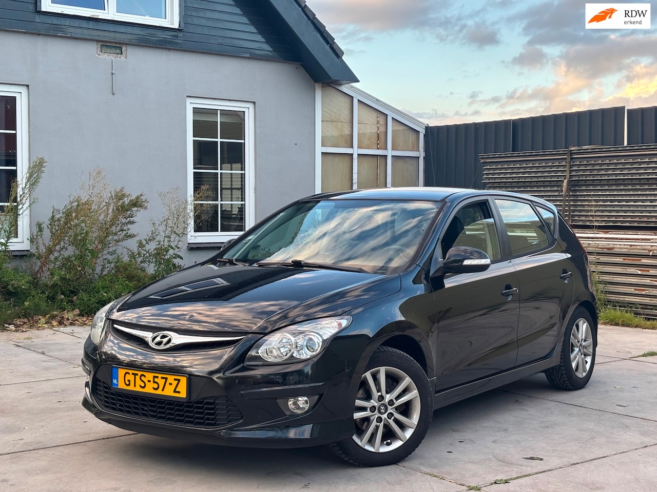 Hyundai i30 - 1.4i i-Drive | Leder | Stoelverwarming | Airco | Nieuwe koppeling | Parkeersensoren | LM v - AutoWereld.nl