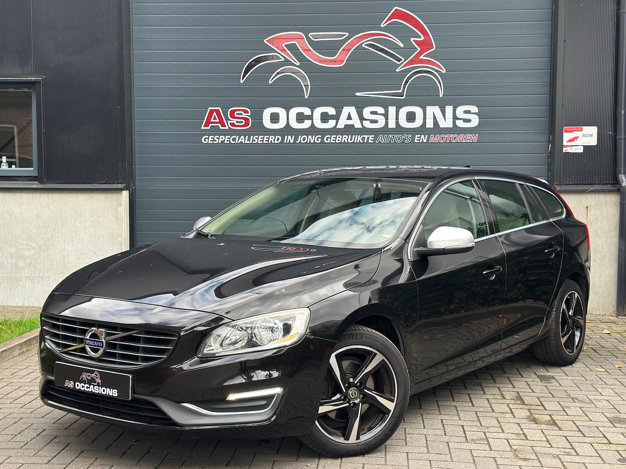 Volvo V60 - 2.0 D4 Summum - Airco - Full History - Cruise - AutoWereld.nl