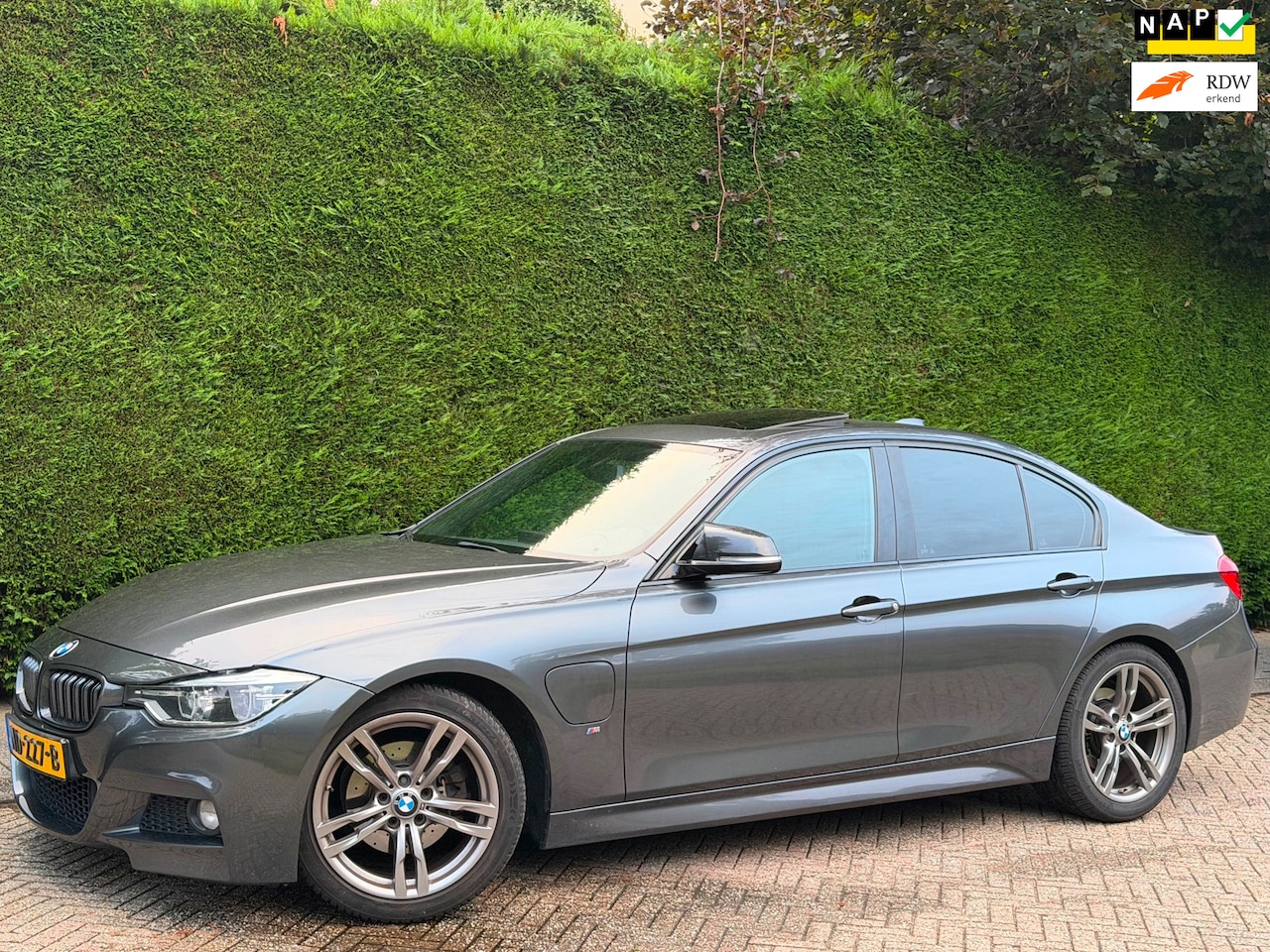 BMW 3-serie - 330e Centennial RIJDSUPER/DAK/AUTOMAAT/LEER/APK - AutoWereld.nl