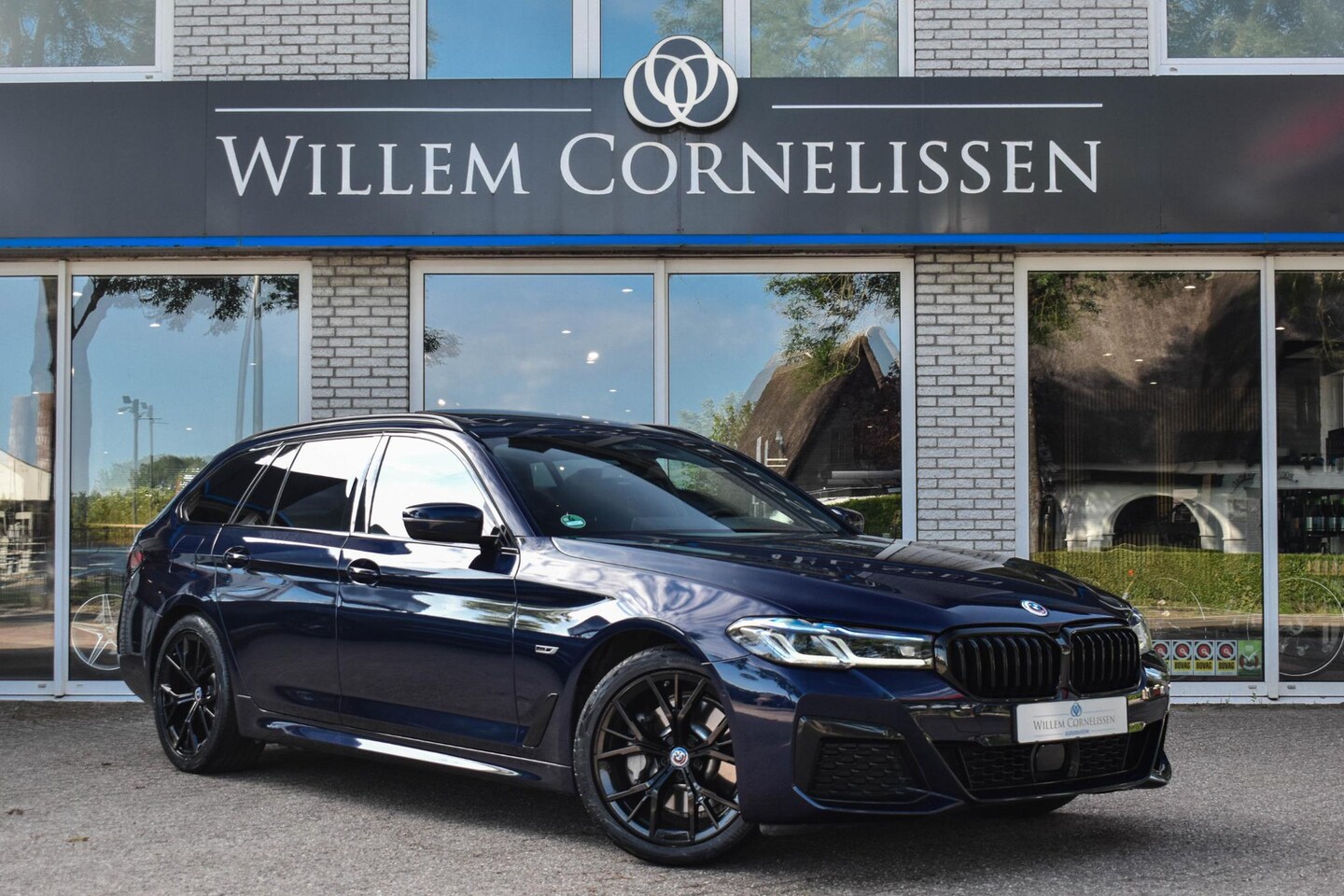 BMW 5-serie Touring - 530e Aut. M-Sport Pano HUD Laser Comf Zet - AutoWereld.nl