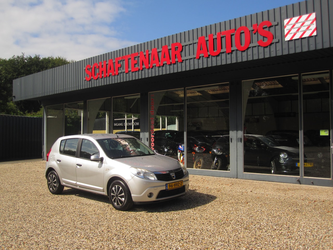 Dacia Sandero - 1.6 Lauréate met airco + trekhaak apk  29-11-2026 - AutoWereld.nl