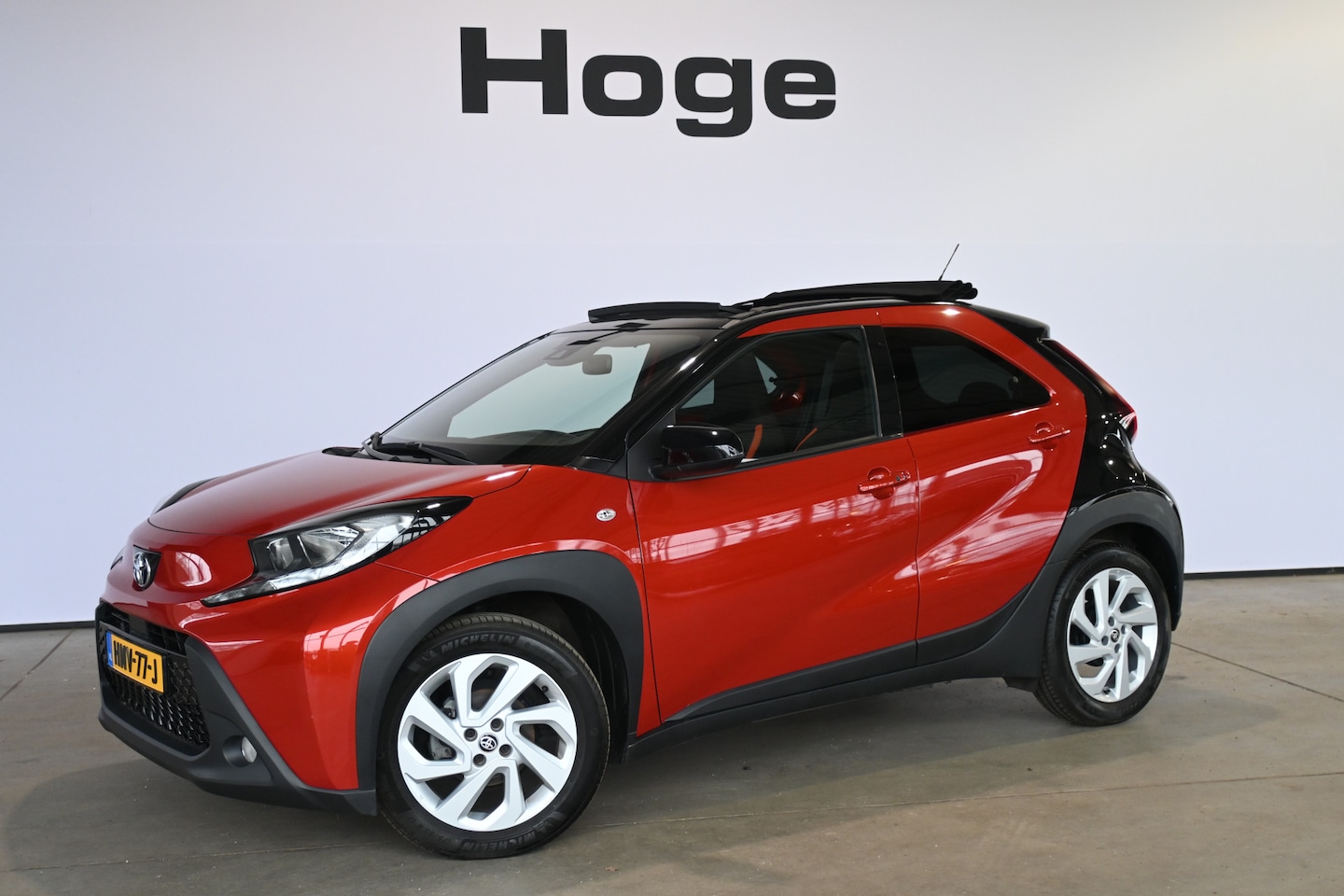 Toyota Aygo X - 1.0 VVT-i MT Play Clima Carplay Panoramadak Camera LED Rijklaarprijs Inruil Mogelijk! - AutoWereld.nl