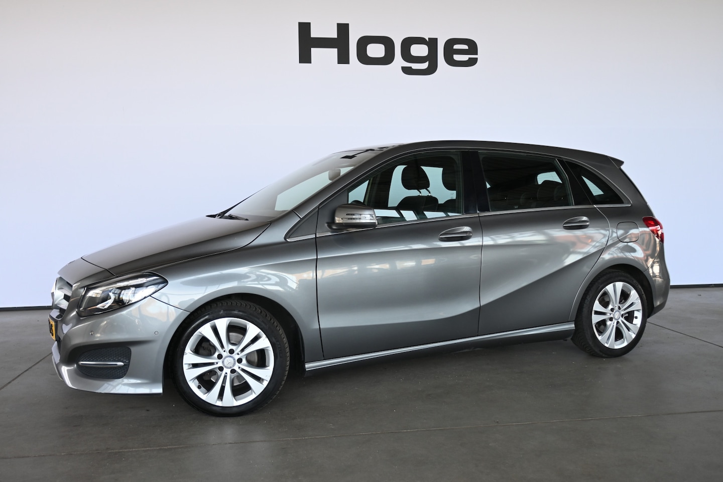 Mercedes-Benz B-klasse - 180 Ambition Automaat Cruise Airco Navigatie Trekhaak Panoramdak 1e Eigenaar Inruil Mogeli - AutoWereld.nl