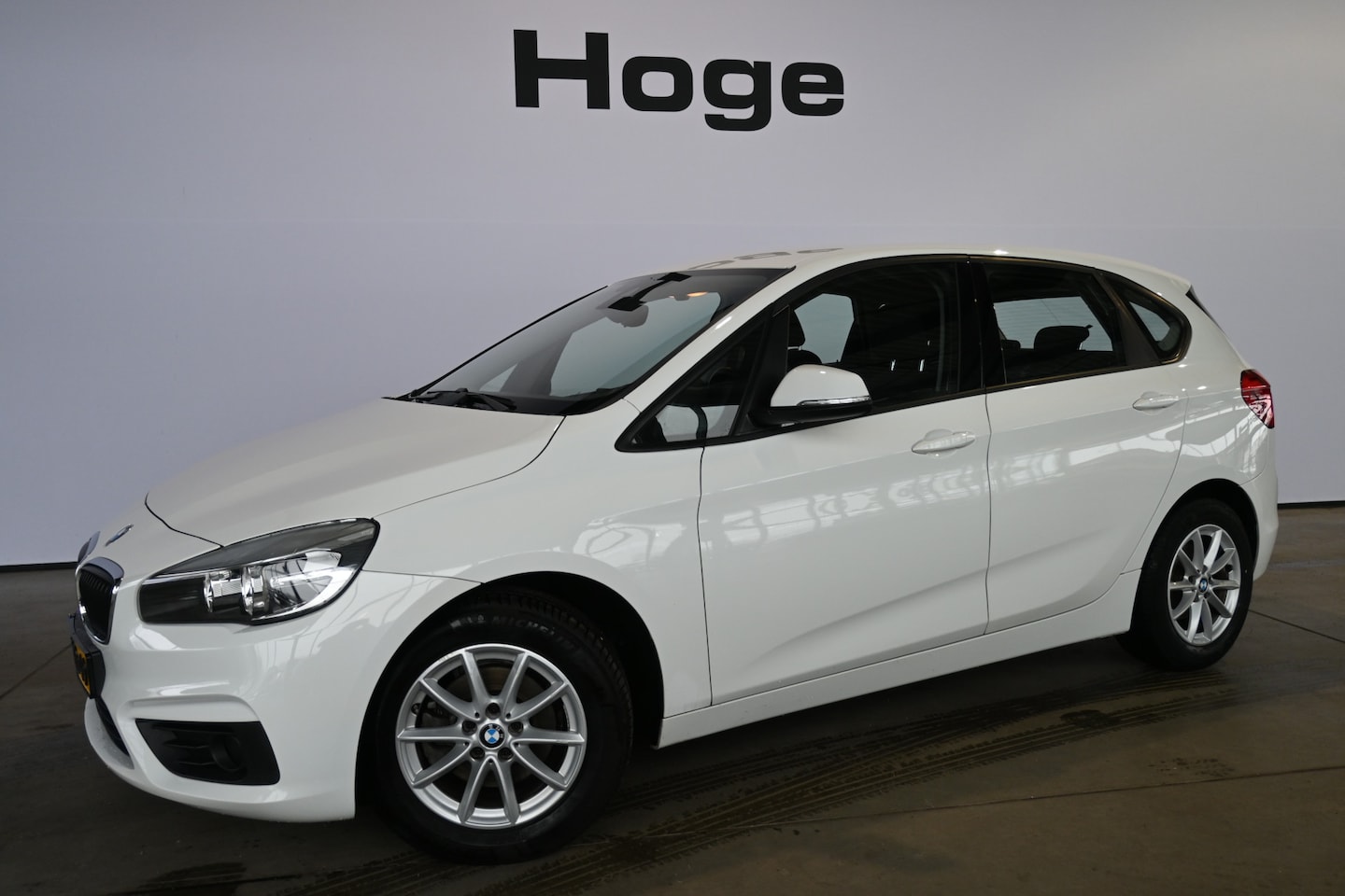 BMW 2-serie Active Tourer - 218i Airco Trekhaak LED Lichtmetaal Rijklaarprijs Inruil Mogelijk! - AutoWereld.nl