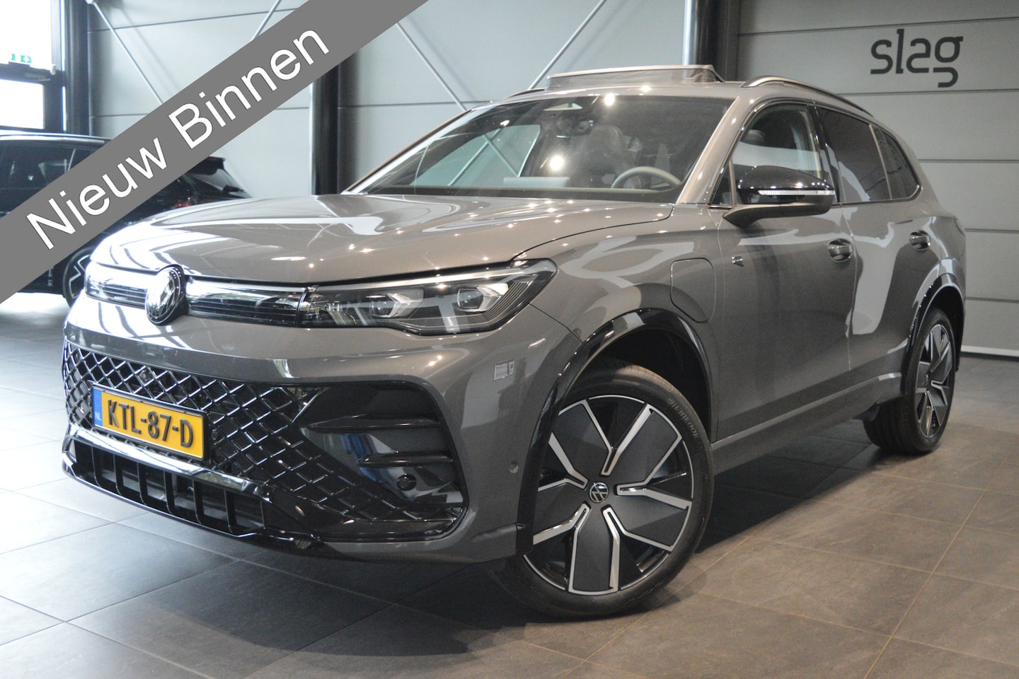 Volkswagen Tiguan - 1.5 eHybrid 3X R-Line Black Style head up pano 20 inch 272 pk !! - AutoWereld.nl