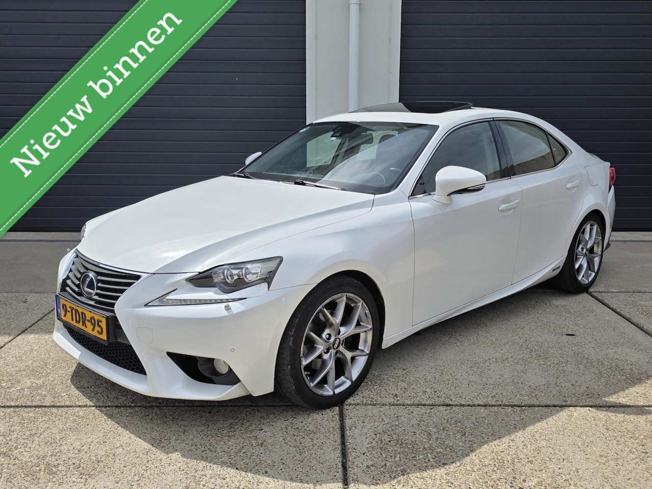 Lexus IS - 300h | 2 JAAR GARANTIE - AutoWereld.nl