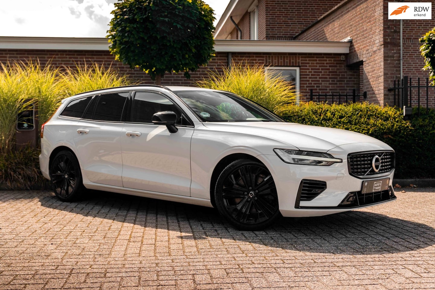 Volvo V60 - 2.0 T6 Recharge AWD R-Design PHEV 335 PK ACC Leder Memory 19'' - AutoWereld.nl