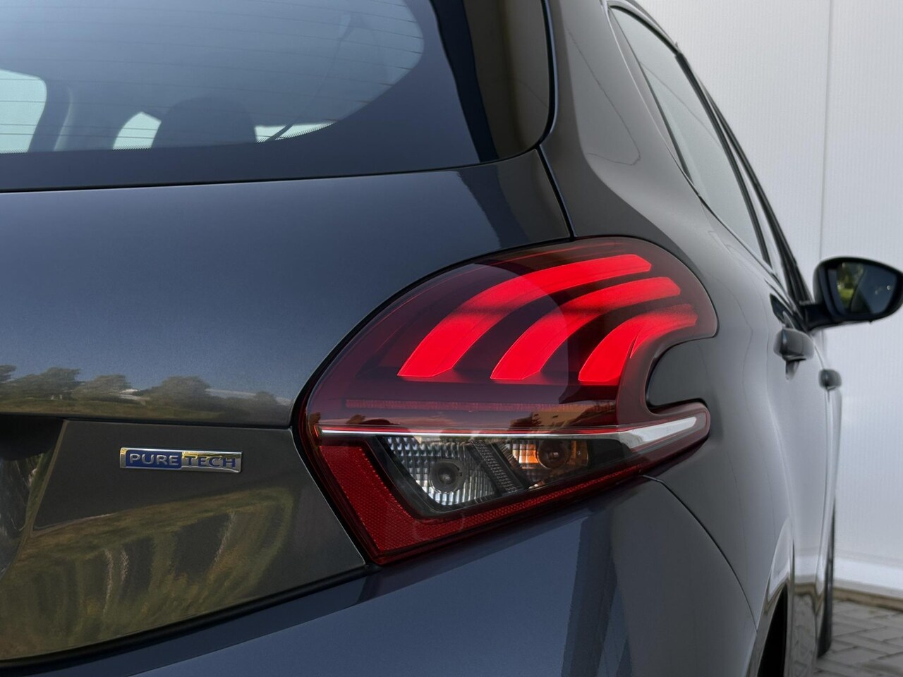 Peugeot 208 - 1.2 PureTech Allure | Automaat | Park Assist | Camera | Stoelverwarming | CarPlay / Androi